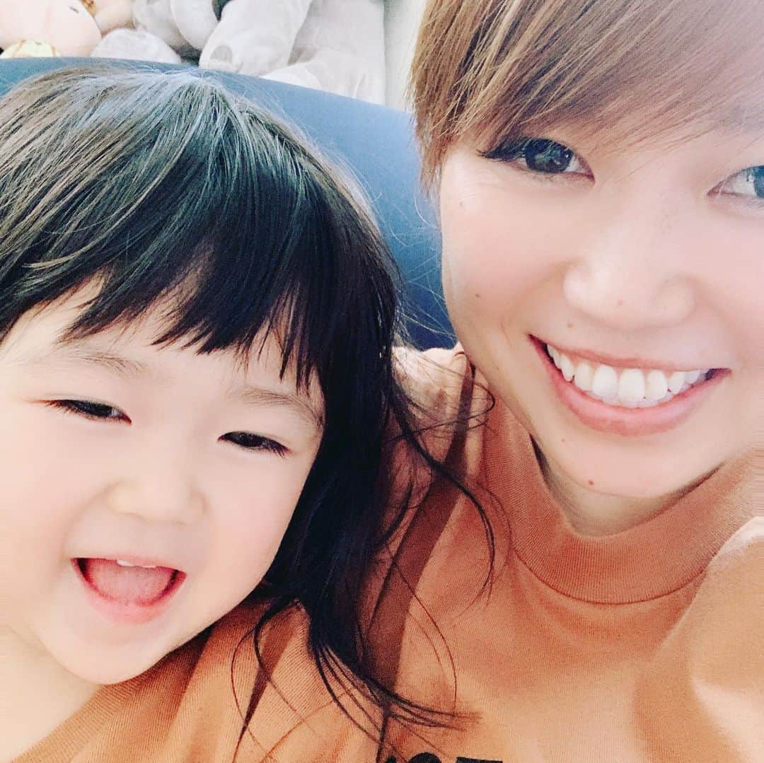 大菅小百合のインスタグラム：「昨日39歳になりましたー‼️😆✨ （あんまり実感ないけど…）笑 娘からの「お誕生日おめでとう」は格別でちょっと感動しちゃった❤️❤️❤️ そんな娘は来年通う幼稚園の運動会に参加🏃‍♀️💨初めての玉入れは一個も入らなかったけどその姿が可愛かったなぁ〜泣けてきちゃう‼️😂 自分の誕生日は後回しだと思ってたけど夜は家族がお祝いしてくれました🎂✨ ・ ・ ・ #娘はプレ運動会 #私は誕生日 #妹も誕生日 #10月27日 #両親に感謝する日 #家族にも感謝した日 #そして今日は誕生日旅行へ #ひたち海浜公園  #コキアの丘」