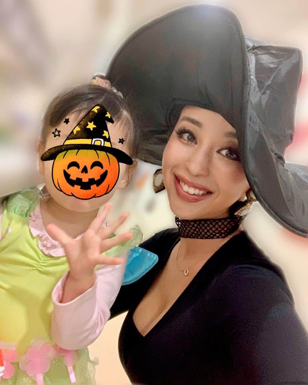 のインスタグラム：「Halloween party🎃😈👻🧡 . ハロウィンパーティにて、娘は自分で選んだティンカーベル🧚🏻‍♀️💞私は魔女に変身🔮 . 街中でカボチャやオバケを見つけては 『ジャックオランタン！』 『ママみて！ハロウィンだよー♬』 と言って、ハロウィンをとても楽しみにしていた娘🎃👻😈💖 ゲームやtrick or treatをして、楽しいハロウィンパーティを満喫していました👧🏻🎃💕 . ティンカーベルは2年前のハロウィン家族撮影(swipe 3&4枚目)で着たのだけど、今の方がサイズぴったり👶🏻💚👧🏻💕 . 他にも何着か衣装を用意して選ばせたのですが、最近はプリンセスや妖精を好むようになって、女の子らしくなってきました👸🏼🧚🏻‍♀️💘 ・・・ ・・・ #love #happy #family #mamalife #momlife #parentslife #babygirl #2歳 #halloween #halloweenparty #tinkerbell #witch」