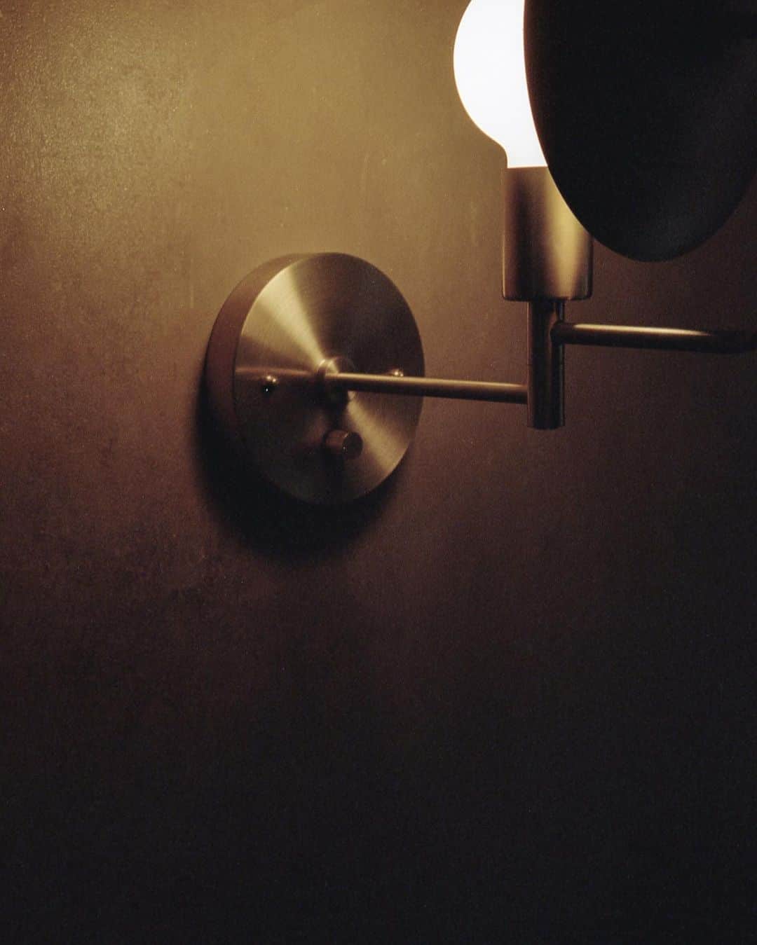 C E R E A Lのインスタグラム：「“a wall sconce illuminates the roughly textured wall from behind its cylindrical brass shade. A Chamber Pendant hangs from the centre of the ceiling, casting its soft glow against pools of shadow that retreat into corners”  Read more at readcereal.com/lights-and-shadow (link in profile)」