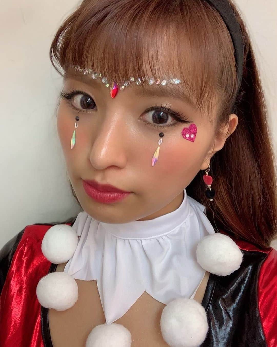 MARIA-Eさんのインスタグラム写真 - (MARIA-EInstagram)「﻿ ‪先日のハロウィン仮装🎃‬﻿ ‪メイクはこんな感じでした。‬﻿ ‪(衣装の色が派手なのでメイクは割とシンプル😂)‬﻿ ﻿ ‪アイラインをびよよ〜んと長く描いて‬﻿ ‪チークもリップも濃いめ💄💋‬﻿ ‪あとはフェイスシールを組み合わせて‬﻿ ‪ぺたぺた貼ってみました★‬﻿ ﻿ ‪#ハロウィン #メイク‬﻿ ‪#フェイスシール‬」10月28日 20時40分 - maria.eeee