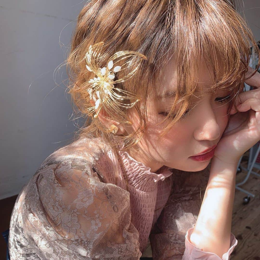 いっちゃん/嶋津 いつみのインスタグラム：「. . 今日も @rilhair  さんと編みおろしレッスン🙆‍♀️✨ . . . . 朝から5時間みっちりやってきたで💪💨 . . . . 撮影で付けてもらった @justmarried0906  さんの 飾りがめっちゃ繊細で可愛かったのん🌼💕 . . . . 1枚目なんて 木漏れ日がお花に当たって キラキラ光ってるみたいちゃう？🤔✨✨✨ . . . . 繊細で華奢なラインが 女性っぽさを際立たせてくれるデザインやから 可憐な雰囲気になれるのが乙女心をくすぐる😍💓← . . . . . #関西  #関西サロモ  #サロンモデル #サロモ #いっちゃん  #フリーモデル #関西モデル  #あざといっちゃん #かわいっちゃん #いっちゃんコーデ #ブライダルモデル #アレンジモデル #ヘアカラー  #ヘアアレンジ #ootd . . .」