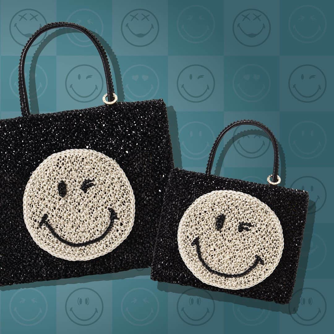 ANTEPRIMAさんのインスタグラム写真 - (ANTEPRIMAInstagram)「Extend the blissful SMILEY spirit from spring to fall - the well-loved ANTEPRIMA x SMILEYWORLD collection is BACK again with the signature Winky Smiley face and exceptional monochrome tone. Embrace the happiness with this reinvented line with a dose of joy and playfulness! Available at our stores now.  @smiley #SmileyWorldXAnteprima #SmileyWorld #Smiley #smileybag #smileywirebag #anteprima #anteprimawirebag #wirebag #fallwinter2019 #itbag #smile #happiness #fashion #style #art #smileyface #love #happy #design #baglover #bagholic #instafashion #instabags #fashiondesign #アンテプリマ #ワイヤーバッグ #スマイリー #キラキラバッグ」10月28日 20時45分 - anteprimaofficial