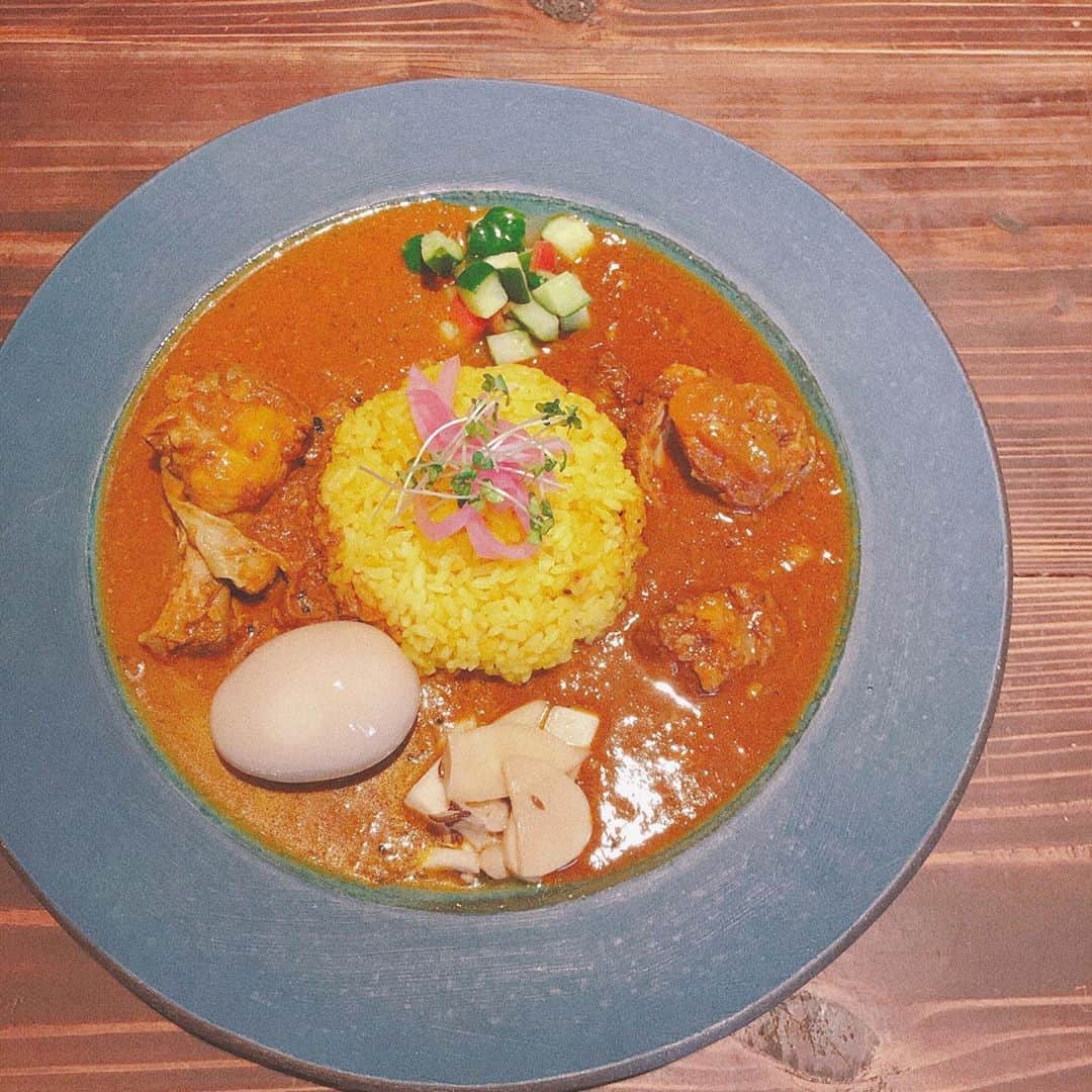 岸本セシルのインスタグラム：「念願の @spicecurry_palmyra 💛  私の地元沖縄市にあるスパイスカレー屋さん👳🏾‍♂️✨ チキンカレーと日替わりの軟骨ソーキカレー！ なんだか食べたことある懐かしい感じ…甘い香り…  なんだ？とお会計時になにが入ってるか聞いてみたところ  黒糖なんだと👀❤️ 他にも島とうがらしや泡盛、コーレーグースーを使った沖縄素材を使ったカレーらしく、、嬉しくなりました☺️ 地産地消でこうやって多国籍料理として味わえるの良いですよねー😍  体にスッと入っていく、美味しいカレーでした！ また行きたいなー😙  #沖縄おすすめ #スパイスカレー #パクチーsoldout残念 #美味しかったなぁ #koza #沖縄市 #1日1投稿」