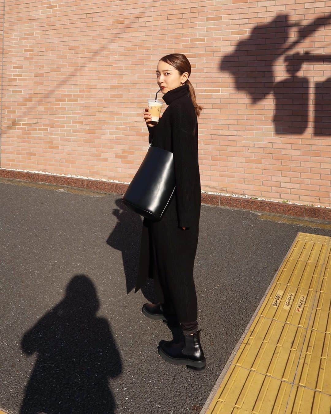 かんだまのインスタグラム：「本日のローソンwithえりちゃん @eri_440 ☺︎ 今週もがんばろう🐒  tops @style_mixer  bottom @uniqlo  shoes @sly_official  bag @rim.ark  acc @style_mixer  #ローソンのprみたいになった笑 #だま服」