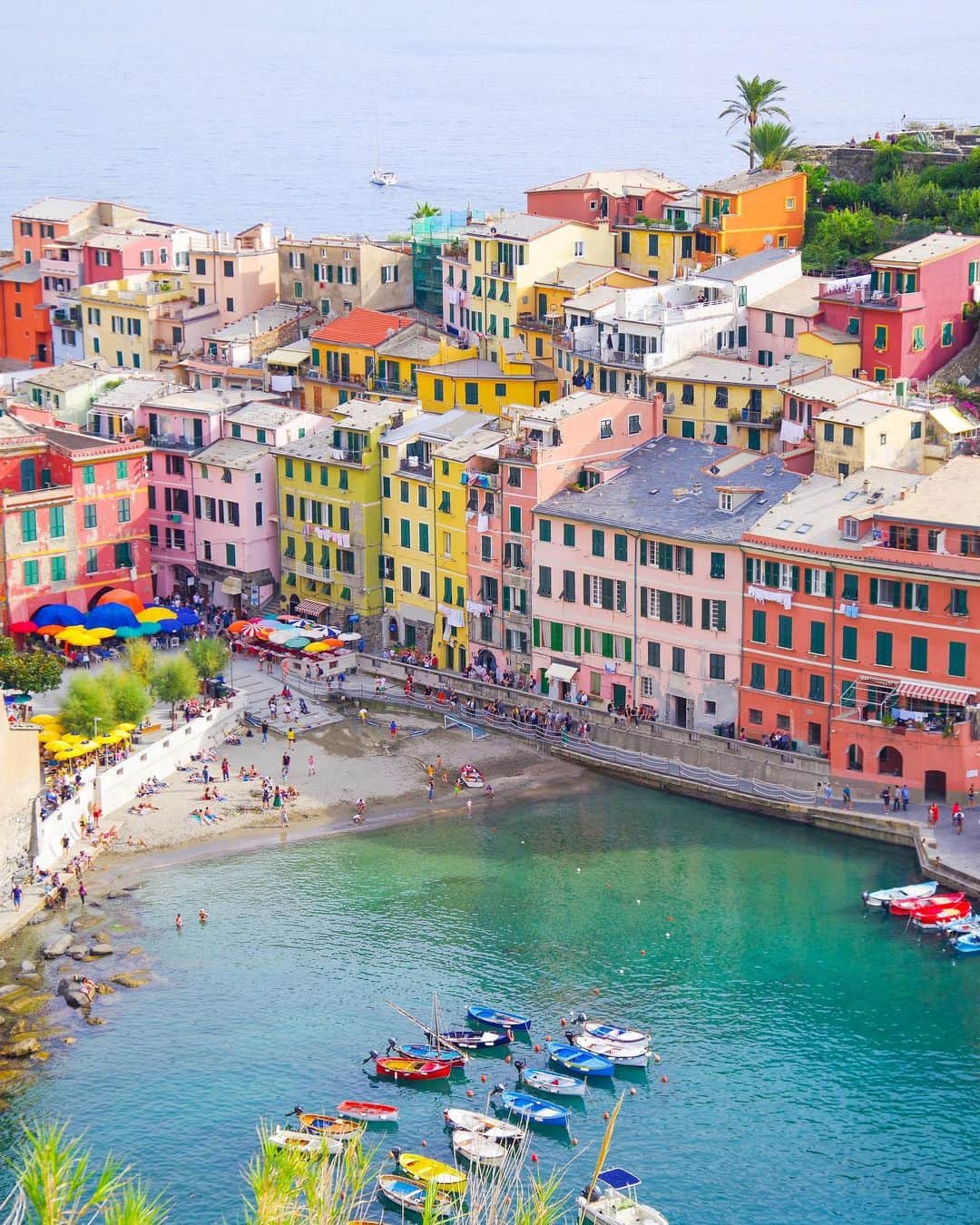 田島知華さんのインスタグラム写真 - (田島知華Instagram)「【Italy🇮🇹Vernazza】 1つ前に夜景を投稿したヴェルナッツァ。 昼はこんなにもカラフルでおもちゃのような街並み。 街のすぐそばには透き通る エメラルドグリーンの海が広がっています♡  ちょっと行くのは大変ですが、 本当に素敵な街なので行く価値大です✨ . 【お知らせ】 『7RULES(セブンルール)』出演回が 本日10月28日の深夜1:10〜 関西地区限定で再放送されます！  放送では私の7つのルールはもちろん、 NYやナミビアでの旅の様子もご覧いただけます。 対象の地域の方はぜひ 番組表をチェックしてみてください✨ Copyright © TAJIHARU  PENTAX K-1 MarkⅡ HD PENTAX-D FA 15-30mmF2.8ED SDM WR HD PENTAX-D FA 28-105mmF3.5-5.6ED DC WR _ #たじはるトリップ #TAJIHARU_italy #イタリア #チンクエテッレ #ヴェルナッツァ #ヨーロッパ #女子旅 #旅ガール #カメラ女子 #イタリア旅行 #italy #cinqueterre #vernazza #europe #igerseurope #igersitaly #topeuropephoto #topitalyphoto #visititaly #visitvenice #wonderful_places #beautifuldestinations #beautifulplace #earthpix #discoverglobe #discoverearth」10月28日 20時50分 - haruka_tajima