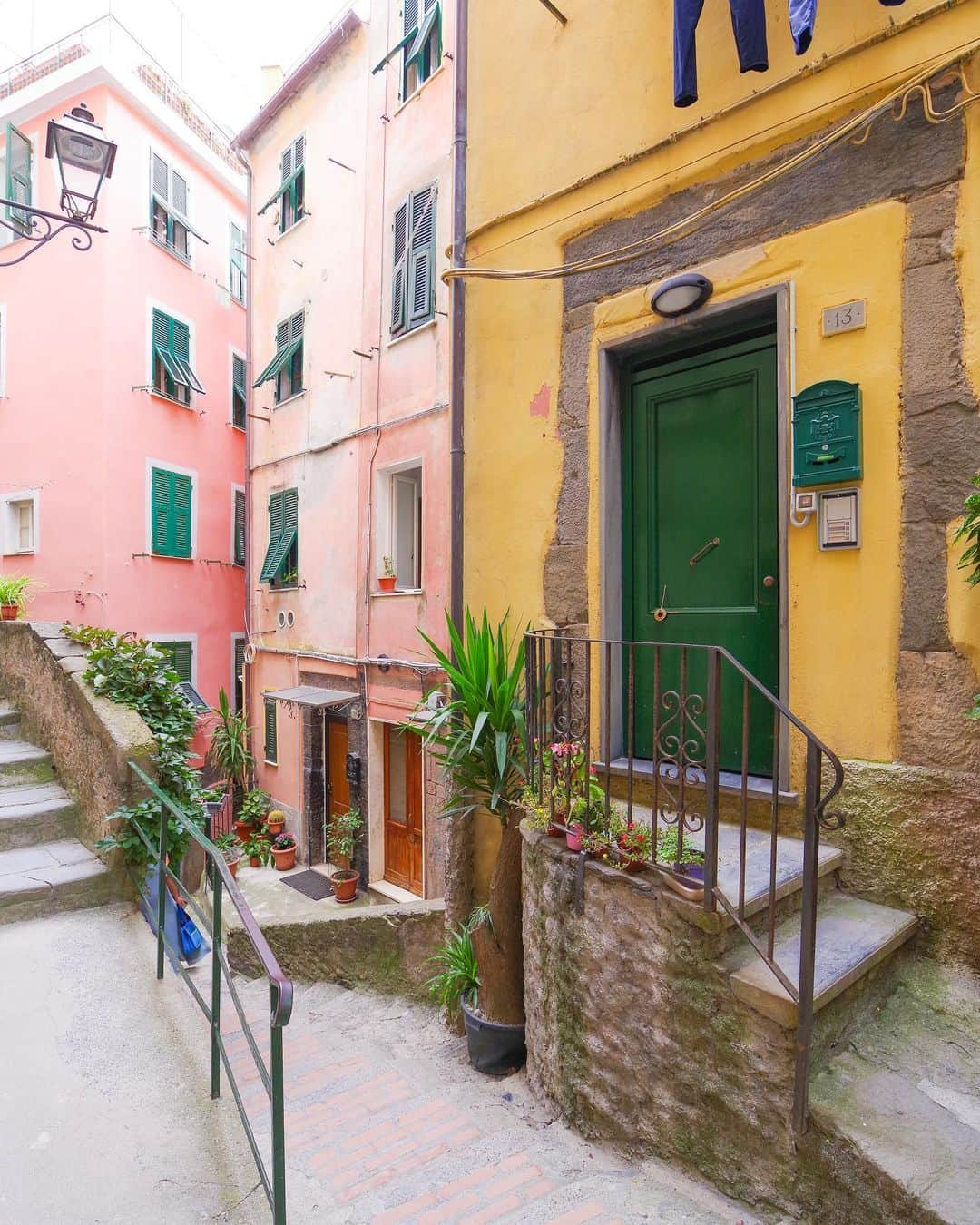 田島知華さんのインスタグラム写真 - (田島知華Instagram)「【Italy🇮🇹Vernazza】 1つ前に夜景を投稿したヴェルナッツァ。 昼はこんなにもカラフルでおもちゃのような街並み。 街のすぐそばには透き通る エメラルドグリーンの海が広がっています♡  ちょっと行くのは大変ですが、 本当に素敵な街なので行く価値大です✨ . 【お知らせ】 『7RULES(セブンルール)』出演回が 本日10月28日の深夜1:10〜 関西地区限定で再放送されます！  放送では私の7つのルールはもちろん、 NYやナミビアでの旅の様子もご覧いただけます。 対象の地域の方はぜひ 番組表をチェックしてみてください✨ Copyright © TAJIHARU  PENTAX K-1 MarkⅡ HD PENTAX-D FA 15-30mmF2.8ED SDM WR HD PENTAX-D FA 28-105mmF3.5-5.6ED DC WR _ #たじはるトリップ #TAJIHARU_italy #イタリア #チンクエテッレ #ヴェルナッツァ #ヨーロッパ #女子旅 #旅ガール #カメラ女子 #イタリア旅行 #italy #cinqueterre #vernazza #europe #igerseurope #igersitaly #topeuropephoto #topitalyphoto #visititaly #visitvenice #wonderful_places #beautifuldestinations #beautifulplace #earthpix #discoverglobe #discoverearth」10月28日 20時50分 - haruka_tajima