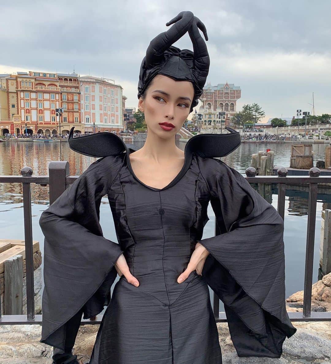 のインスタグラム：「初めてのディズニーハロウィンは 子供連れらしく優しい仮装( ^ω^ ) 最後の３枚はマレフィセントの 喜怒哀楽をしたかったんだけど 喜を撮り忘れたよ。 . いつもカメラマンは @erimika_mika ちゃん🤗 . #Halloween #dハロ仮装 #dハロ　#マレフィセント #maleficent  #ディズニー #ディズニーシー  #ディズニーリゾート #東京ディズニーリゾート #ディズニー写真部 #ミッキー#tdl #disney #disneysea #tokyodisneysea #disneyresort #instadisney #disneygram」