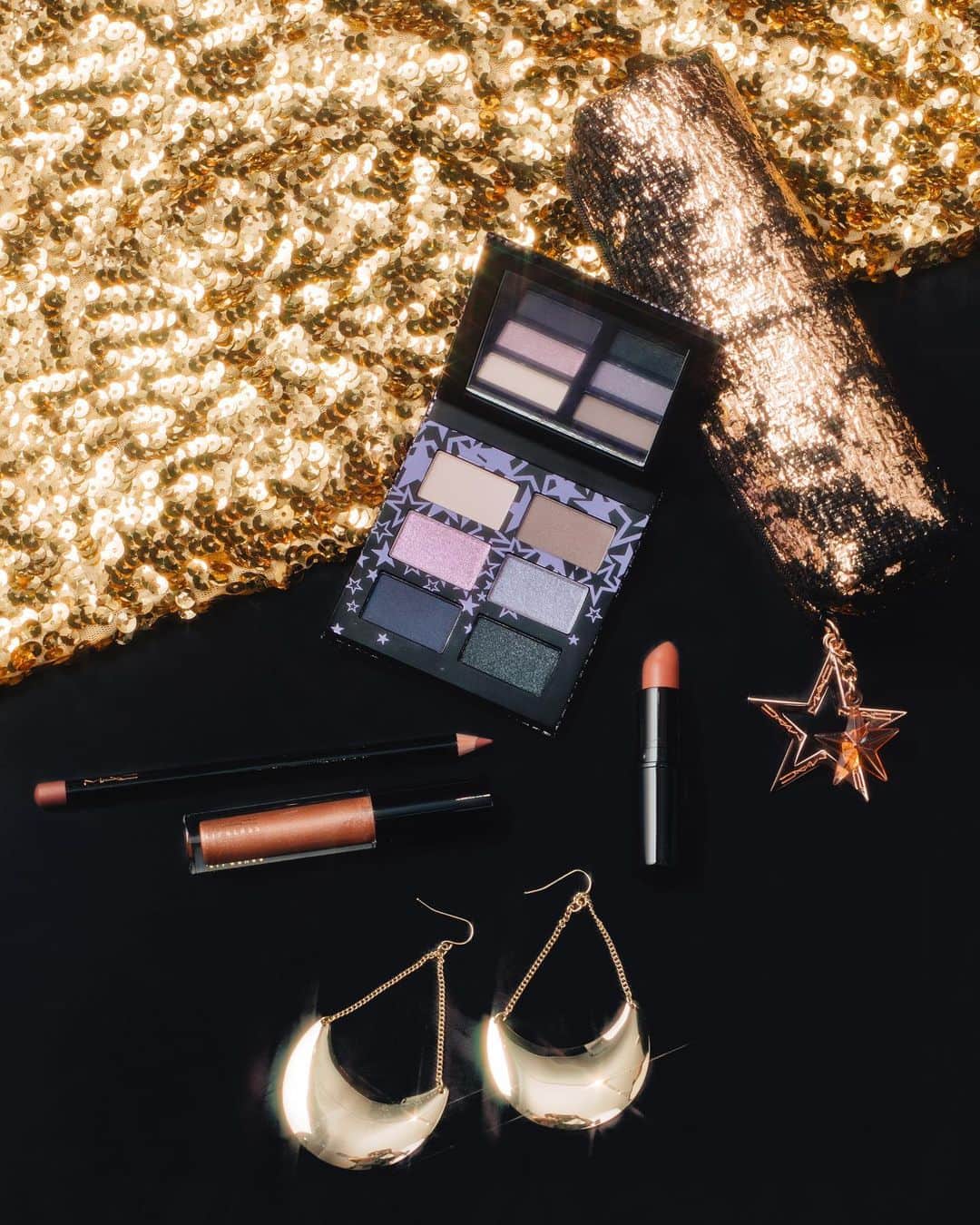 M∙A∙C Cosmetics Japanのインスタグラム：「ㅤ 特別なホリデーシーズンは、レッドカーペットメイクのような繊細で美しい口元を作る3つのリップアイテムをプラス✨目元はマット、サテン、パールなど、さまざまな質感のアイシャドウが入ったパレットで、ドレスアップしたまなざしに。 ㅤ ㅤ Photo: @takaki_iwata Direction: @aiaizm ㅤ #MACクリスマスコフレ #MACHoliday ㅤ ㅤ ㅤ ㅤ ㅤ #MACクリスマスコフレ2019 #MACCosmeticsJapan #MACコスメ #MACCosmetics #コスメ #メイク #ホリデー #コフレ #クリスマスコフレ #クリスマスコフレ2019 #ホリデーシーズン #クリスマスプレゼント #アイシャドウ #リップ #グロス #ホリデーコフレ #ラメ #makeup #cosme #cosmetics #holiday #holidaymakeup #holidaycollection #holidays #holiday2019」