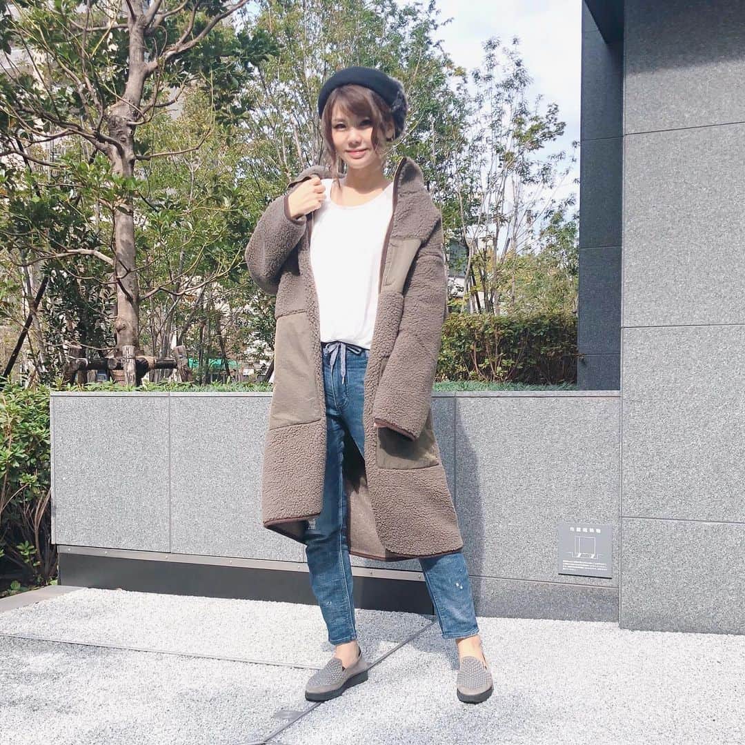 のインスタグラム：「🐻💕 #まあみコーデ ・ 朝晩寒い日が続くし クローゼットの中は すっかり秋冬にチェンジ🍁✨ ・ さっそく今年ゲットしたアウターは #oblekt の #オーバーサイズボアコート　💗 ・ #ママコーデ」