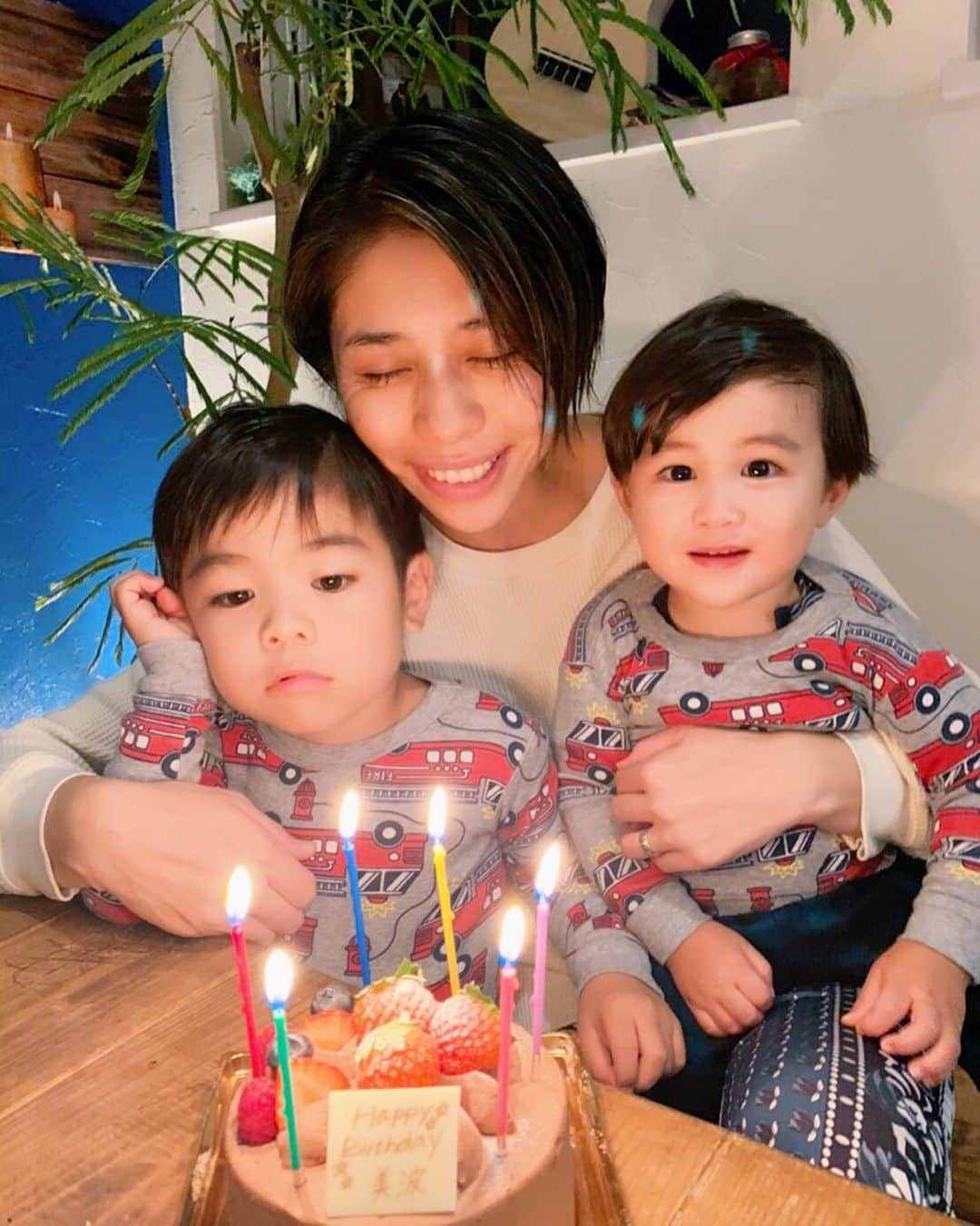 齋藤美波のインスタグラム：「🎂🎉🎊 31サイになりました🙋🏽‍♀️ もうこの歳になると おめでとうと言ってくれるだけで 嬉し満足するね🥺♥️ ・ LINEやメッセージ フライングバースデーしてくれた人達 ありがとう！ みんなだあーいすきっ♥️♥️♥️ ・ もうお風呂ご飯も終えて 寝る前のタイミングで 👨🏻Happy Birthday to you〜♬ 笑 ・ すっぴんパジャマでのお祝い😎 ありがとう♥️ ・ 31サイ... これからも更に パワフルでアクティブ母ちゃん 極めていきまっせ😎💪🏾 ・ 最近笑い方が上品になりたい と思った私ですが これからもそんな美波を よろしくお願いしますね🙇🏽‍♀️ ・ #MyBirthday #31th #誕生日 #家族でお祝い #幸せ #birthday#family#cake#love#happybirthday」