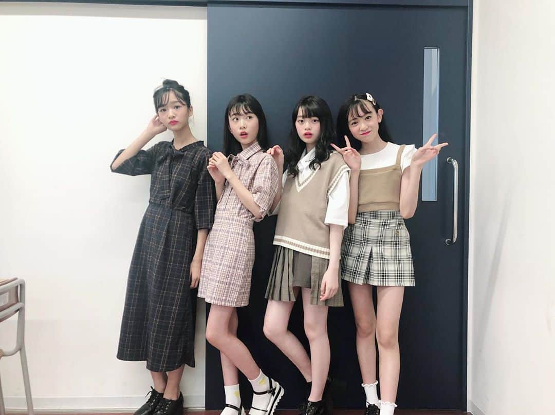 ニコ☆プチのインスタグラム：「🍫🍓🍮🍩 チェックちゃんと カフェラテちゃん☺︎❤︎ 私服だよ~~✌︎✌︎ . . #女子高生みたいな #中1と小6  #中山あやか  #近藤藍月  #高比良由菜  #入江美沙希」