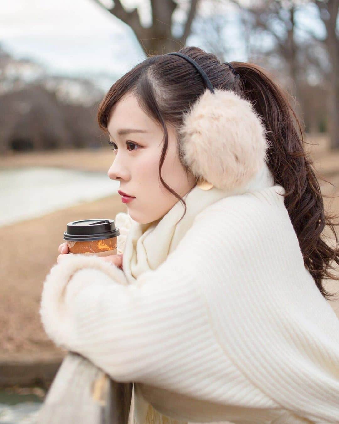 のインスタグラム：「. . もうすぐ〜 冬が〜 来ますね⛄️ . . 冬になるとココアが飲みたくなる！💓 . . 今日もマネ亀の動画あがりました🐢 今夜も一緒に勉強して行きましょう💫 . . #冬 #冬撮影 #ココア #ポートレート #ポートレート撮影 #photo #photography #ootd #マネ亀 #マネーの亀 #瀬戸弘司 #東海オンエア #虫眼鏡 #さなまる」