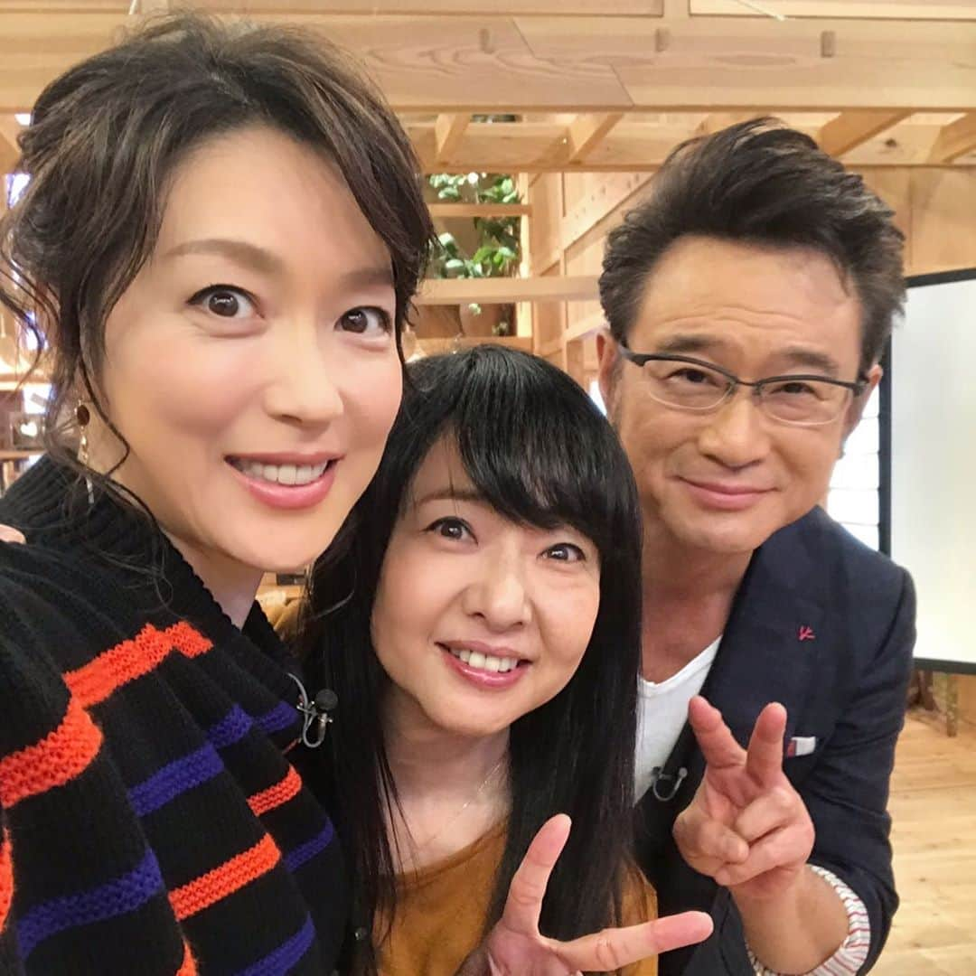 若村麻由美さんのインスタグラム写真 - (若村麻由美Instagram)「❣本日の「ごごナマ」でお話した苦手な自撮り、船越さんと美保さんがご一緒してくださいました😍 初体験だった木のストローをプレゼントして頂きました😊東貴博さんやNHKアナウンサー阿部渉さんとの生放送60分はアッという間でした😃 . NHKアナウンサーといえば、村上信夫さんの「いのちの絵本」のゲストとして富山県射水市に参ります🤗 🎫11/10(日) 13:30〜15:30  トーク＆朗読 おおしま本会議 『いのちの絵本2019』 富山県射水市大島絵本本館シアター お申込▶︎ http://www.ehonkan.or.jp/event/ .  knit＆skirt@atsurotayama . #mayumiwakanura‪ #若村麻由美 ‬#自撮り #ごごナマ #船越英一郎 #美保純 #東貴博 #阿部渉 #木のストロー #ネーム入り #いのちの絵本 #射水市 #村上信夫 #トーク #朗読 #knit #skirt #atsurotayama」10月28日 21時02分 - mayumiwakamura_official