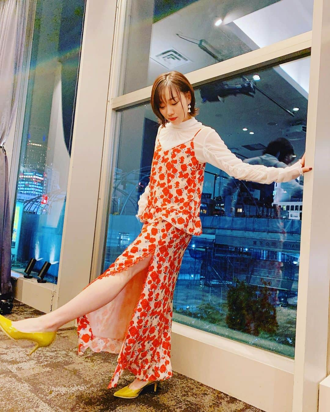 須田亜香里さんのインスタグラム写真 - (須田亜香里Instagram)「10月25日(金) 【 #ほっとけない学生芸人gp】 今年も審査員という大きな役割で参加させていただきました。 今しかないからこそ、頑張れる学生さん これからのために負けられないという覚悟を決める学生さん それぞれが全力で輝いていて魅力的でした。数年後にまた会いたいですね＊ ありがとうございました😊 . . #コーディネート #スリット入り #カッコイイ着こなし #結局分からなかった」10月28日 21時03分 - akarisuda