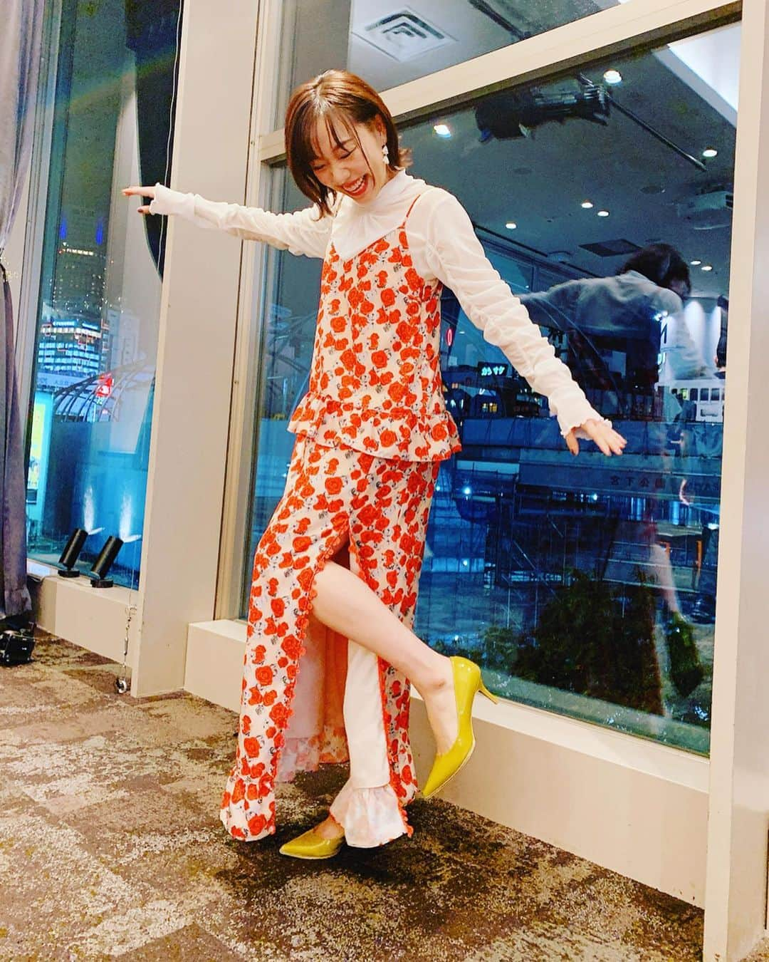 須田亜香里さんのインスタグラム写真 - (須田亜香里Instagram)「10月25日(金) 【 #ほっとけない学生芸人gp】 今年も審査員という大きな役割で参加させていただきました。 今しかないからこそ、頑張れる学生さん これからのために負けられないという覚悟を決める学生さん それぞれが全力で輝いていて魅力的でした。数年後にまた会いたいですね＊ ありがとうございました😊 . . #コーディネート #スリット入り #カッコイイ着こなし #結局分からなかった」10月28日 21時03分 - akarisuda