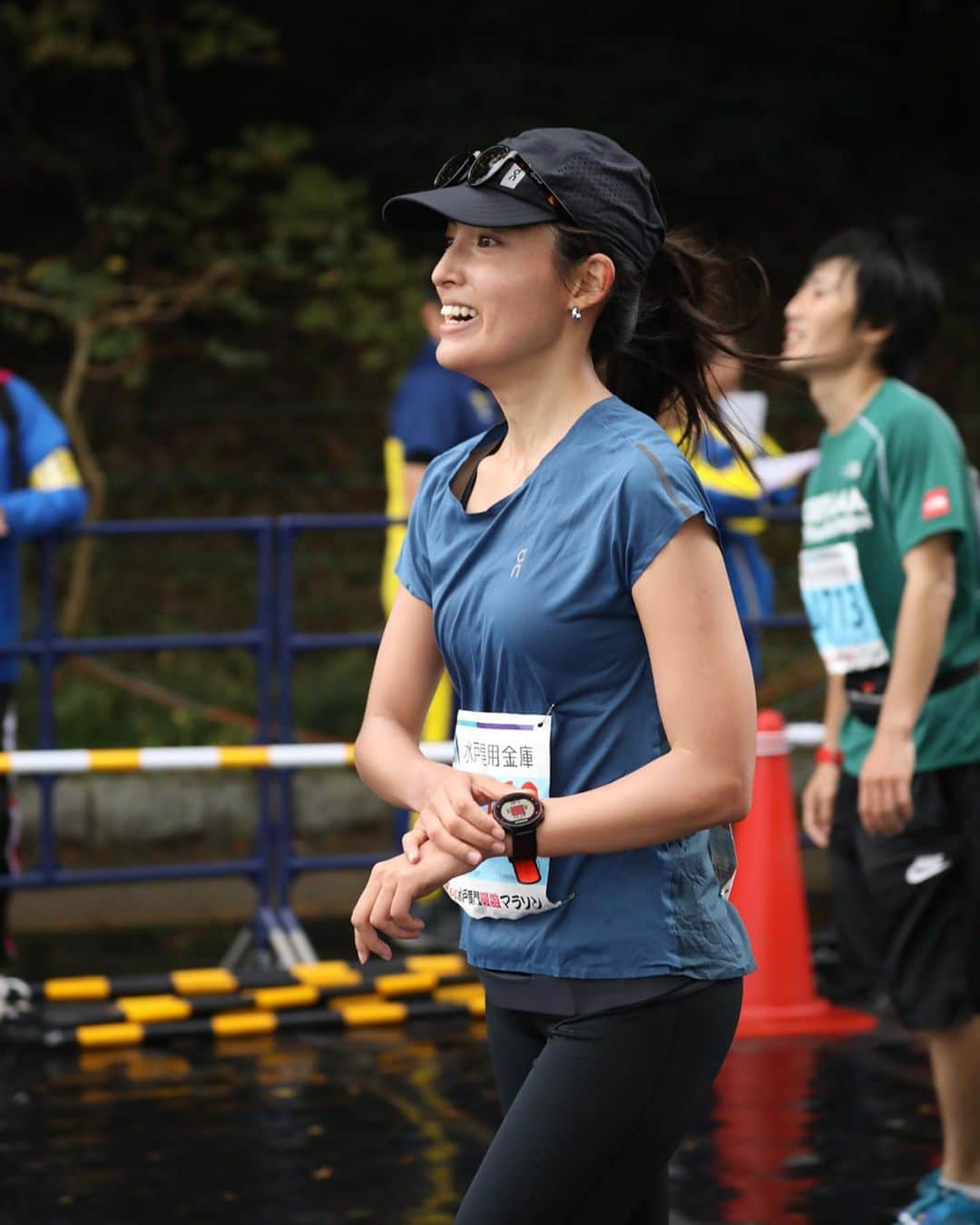 大杉亜依里さんのインスタグラム写真 - (大杉亜依里Instagram)「ゴール直後、ランニングウォッチのGarminをポチってる瞬間🤣﻿ こんなシーン自分じゃなかなか見られない〜〜！！笑﻿ ﻿ ◆タイムについて 今回のレースは、ペースだけ意識して走っていたのでトータルのタイムとか全く考えてなくて。﻿ でもラスト195mでチラッと時計を見たときに、「あっもしかしたら4時間半きれるかも、、？！」って感じだったので﻿ あわよくば欲を出しながらゴールしましたが、そうはならず。😂﻿ でもペースはなんとか保ちつつ走れたし、反省点もわかったから内容的にも良かったです！﻿ ﻿ ◆補給について﻿ いつも私はジェルを携帯していて、ほとんどエイドの給食は食べたことがなかったんです。﻿ ジェルをパックのまま数本ポーチに入れていました。﻿ 今回はいつもと少し変えて、ジェル4本分を全て一つのボトルに詰めて走ってみたんですが、なんと5キロ地点で既にウエストポーチからボトルが消えてて…笑﻿ 早い段階で落としてしまってました😨﻿ エネルギー補給ができない〜！って焦ったけど、この大会にはたくさんエイドがあって、個人のエイドも多く出てくださっていて、バナナや梅などたくさん食べることができました！﻿ あぁバナナってこんなに美味しくて体力回復するんだなぁ🥺って、初めて知りました。本当にありがとうございました！﻿ ﻿ 沖縄100Kでも補給は大事だと思うので、今回こうゆう経験ができて良かったです。ボトルは落とすべくして落ちたんだな。﻿ （落ちた事に気付かず、、邪魔になってしまってたらすみません💦）﻿ ﻿ レースでは毎回色々なことを感じるけど、今回も貴重な経験ができました！﻿ ﻿ 写真：﻿ @sushiman_kawarai ﻿ #running #ランニング #runlife #42195  #enjoyrunning #onrunning #onfriends #garmin #eyevol #水戸黄門漫遊マラソン」10月28日 21時03分 - osugiairi_official