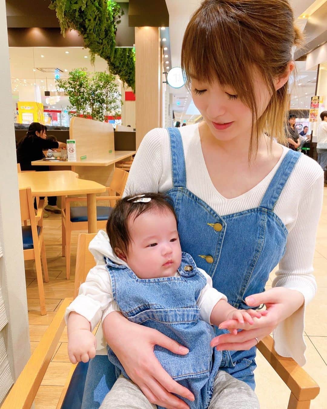 しほの涼のインスタグラム：「初めて#親子コーデ 出来ました😚💕 女の子だってわかってから、ずっとしたかったので嬉しい😢💕 娘ちゃんは眠くてご機嫌斜め😂💦 ママは楽しかったよー👩💕 #リンクコーデ #お揃い#お揃いコーデ #親子リンクコーデ #親子ペアルック #親子でおそろい #ペアルック#娘とおでかけ #娘とランチ #娘とデート #娘とデート #生後3ヶ月#生後111日#親子コーデ#mamagirl#ベビママ」