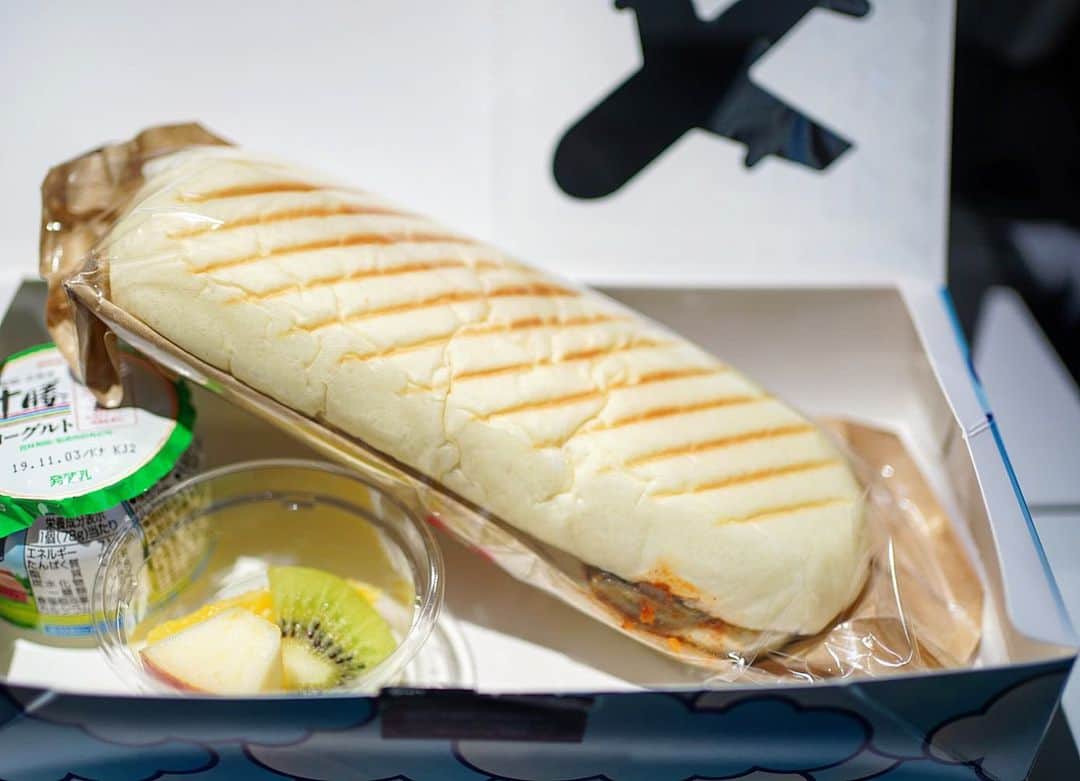 ロシアン佐藤のインスタグラム：「2回目の機内食は軽食でパニーニ！ しっとりしたパニーニに、ラタトゥイユみたいなんが挟まっていました😇❤️ みずみずしくて美味しい🤲 もうすぐムンバイとうちゃくするよーい！  #ムンバイ #ボンベイ #インド #lndia #Mumbai #ana」