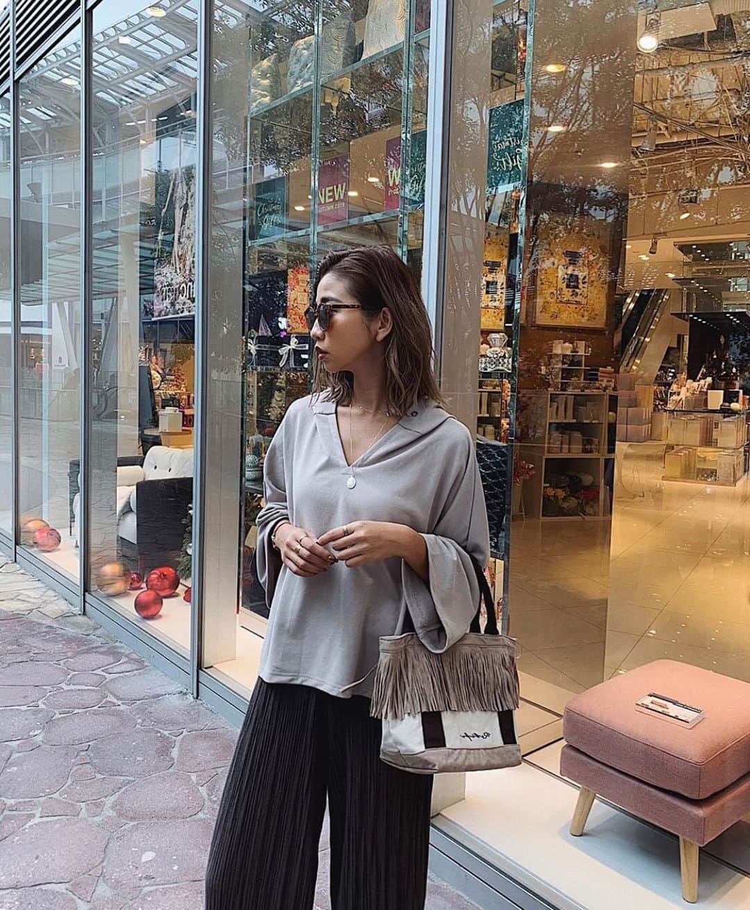 ラレイアのインスタグラム：「🌴 まもなく #楽天 THANKS SALEが終了です😳💦 ・ 1,000円OFFクーポンが使えるのは今だけ🧡 ・ そしてこちら大hit中のスエードフリンジミニトートバッグ😍✨ お色によっては残りわずかになってきました💦 ・ マチもしっかりあって¥2,900+tax😊✨ おすすめです！ ・ THANK YOU #Repost @kusano_haruka ♡♡♡ ・ @laleia_official  #relife#bag#hawaii#aloha#surf#beach#laleia#フォトジェニック#インスタ映え#インスタ女子#アロハ#ビーチ#海を感じる雑貨#ラレイア#楽天#ビーチガール#サーフスタイル#大人カジュア#秋#秋コーデ#秋ファッション#バッグ#フリンジバッグ#スエード」