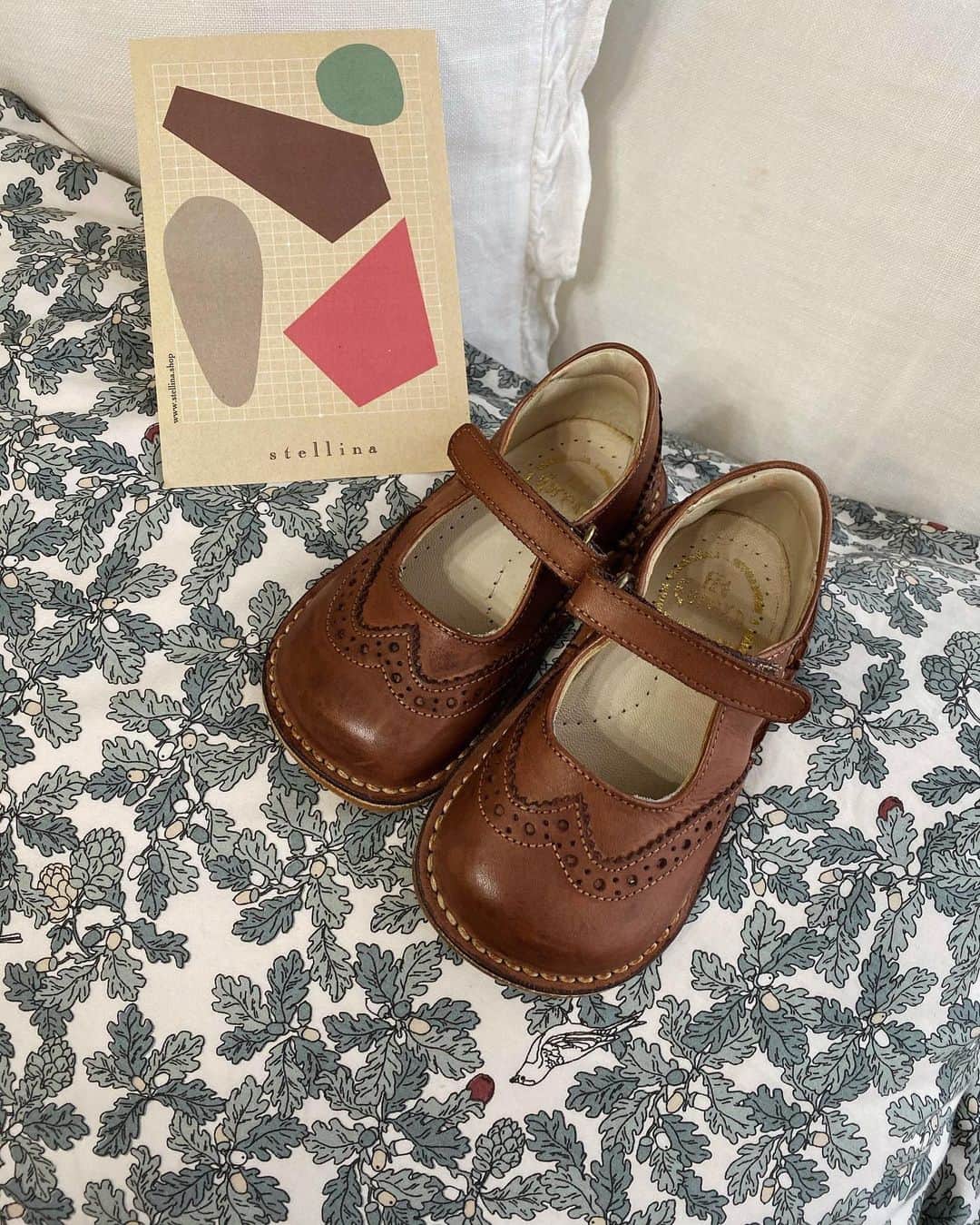 目見田早弥子のインスタグラム：「| 👞 足が大きくなったのでサイズアップしました。 変わらず @stellina.shop さんで⚐ ほんまに大好きすぎてもう3足目です🍑 私もお気に入りやし娘もめっちゃ気に入ってて 最近では自分で履こうと奮闘してます😂✧ 履かせやすいし皮でしっかりしてるし きちんとしたシーンでもカジュアルでも どんなお洋服にも合うので 子供の靴選びに悩んでる方は試して欲しい１足です👏🏻 小さくなった靴はお手入れして 下の子ができたら履かせたいなぁと🌼 なんなら娘の子供にも履かせて欲しいくらい！ 流行関係なくずっと可愛く綺麗に履けると思うので😌🧡」