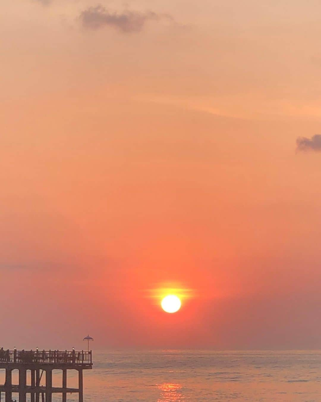 田代裕美恵さんのインスタグラム写真 - (田代裕美恵Instagram)「Sunset from rockbar. . . . ロックバーは やっぱ行かないとちゃう？🤔 と、出発前から計画🙌🏽❣️ . . . これまた パイセンの力と すごく良いサービスのウェイターの女の子のおかげで もぉーーー Super nice viewで見れた🥺💘 . . . これはやっぱり 無加工、無修正でお届け☺️🧡 #nonfilter . . . #bali #sunset #rockbar」10月28日 21時13分 - yumie_