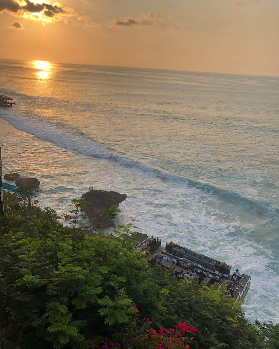 田代裕美恵さんのインスタグラム写真 - (田代裕美恵Instagram)「Sunset from rockbar. . . . ロックバーは やっぱ行かないとちゃう？🤔 と、出発前から計画🙌🏽❣️ . . . これまた パイセンの力と すごく良いサービスのウェイターの女の子のおかげで もぉーーー Super nice viewで見れた🥺💘 . . . これはやっぱり 無加工、無修正でお届け☺️🧡 #nonfilter . . . #bali #sunset #rockbar」10月28日 21時13分 - yumie_