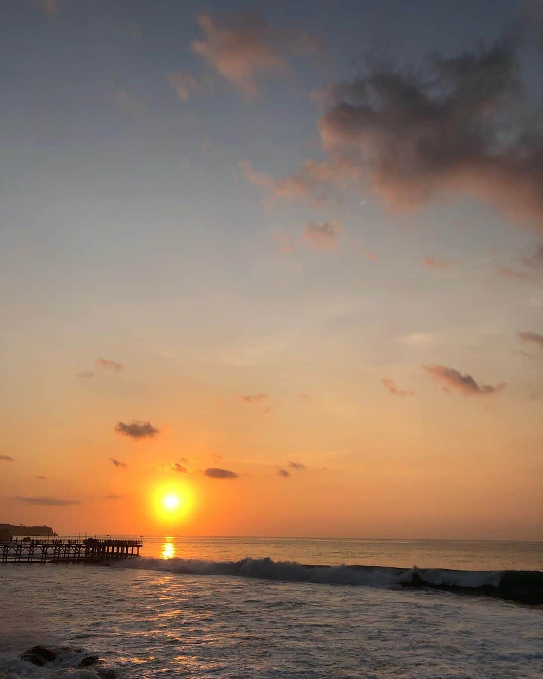 田代裕美恵さんのインスタグラム写真 - (田代裕美恵Instagram)「Sunset from rockbar. . . . ロックバーは やっぱ行かないとちゃう？🤔 と、出発前から計画🙌🏽❣️ . . . これまた パイセンの力と すごく良いサービスのウェイターの女の子のおかげで もぉーーー Super nice viewで見れた🥺💘 . . . これはやっぱり 無加工、無修正でお届け☺️🧡 #nonfilter . . . #bali #sunset #rockbar」10月28日 21時13分 - yumie_