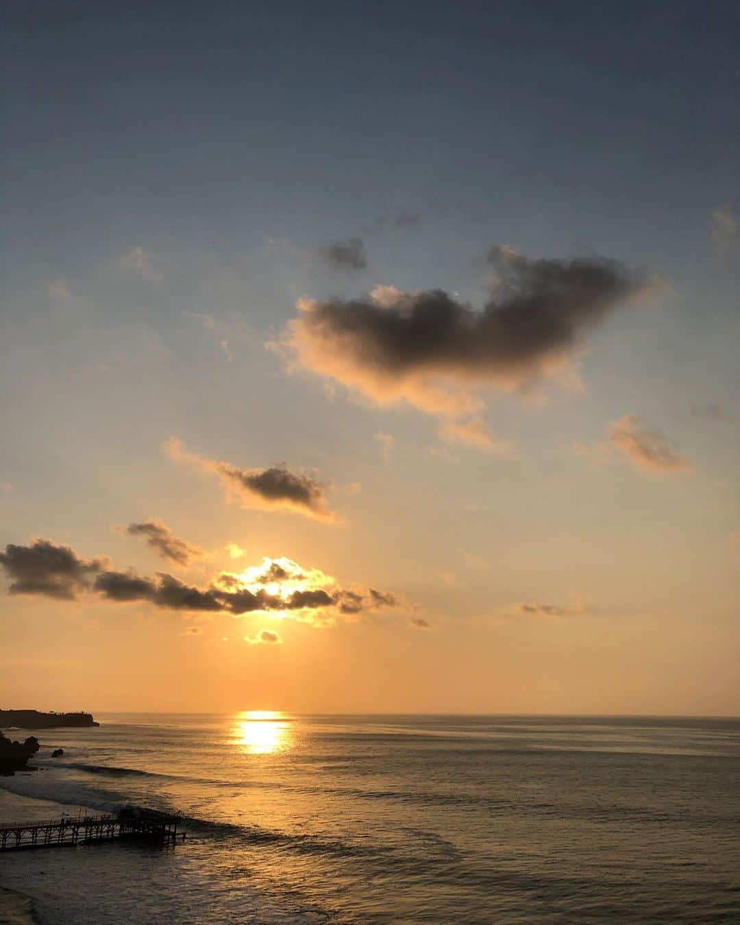 田代裕美恵さんのインスタグラム写真 - (田代裕美恵Instagram)「Sunset from rockbar. . . . ロックバーは やっぱ行かないとちゃう？🤔 と、出発前から計画🙌🏽❣️ . . . これまた パイセンの力と すごく良いサービスのウェイターの女の子のおかげで もぉーーー Super nice viewで見れた🥺💘 . . . これはやっぱり 無加工、無修正でお届け☺️🧡 #nonfilter . . . #bali #sunset #rockbar」10月28日 21時13分 - yumie_