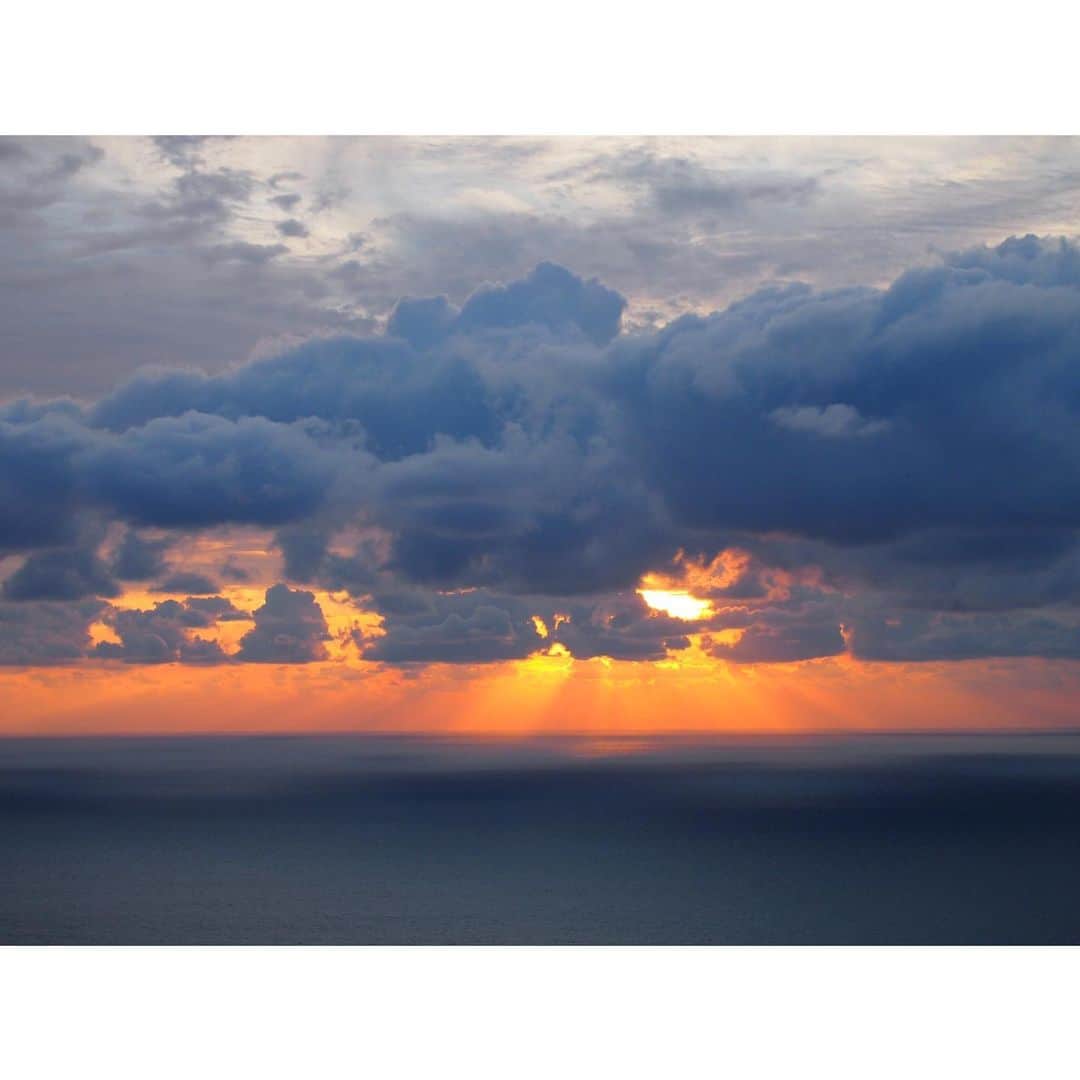 森下紀子さんのインスタグラム写真 - (森下紀子Instagram)「. 大瀬崎展望台で 変わった形の雲を眺めていたら  雲がどんどん割れて 夕日が顔を出し  私達の方へ 光の道が現れました🌅  皆で言葉を失うほど 自然のギフトは美しかったです♡ . #大瀬崎展望台 #五島 #osezakicliff #GOTO」10月28日 21時16分 - noriko_morishita_