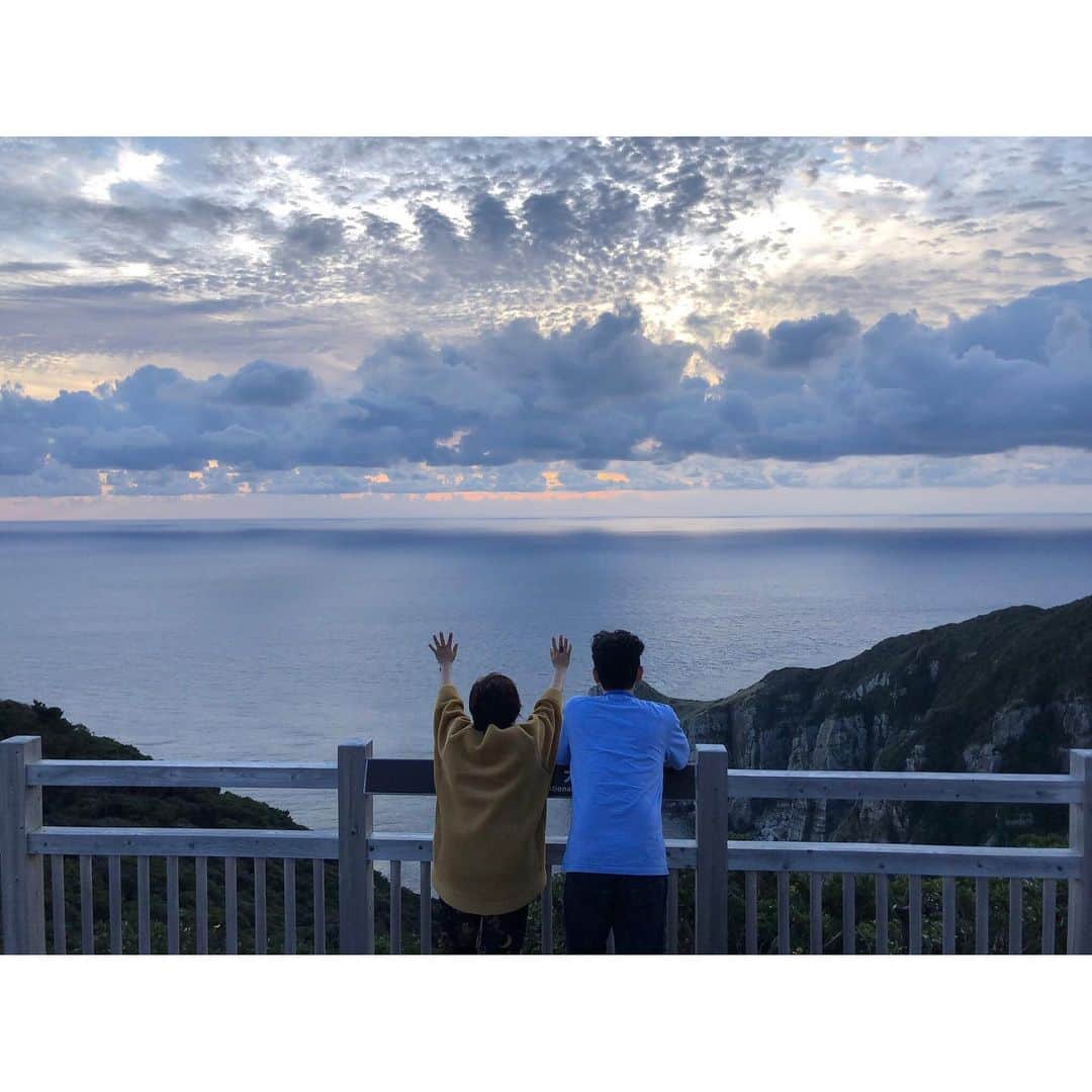 森下紀子さんのインスタグラム写真 - (森下紀子Instagram)「. 大瀬崎展望台で 変わった形の雲を眺めていたら  雲がどんどん割れて 夕日が顔を出し  私達の方へ 光の道が現れました🌅  皆で言葉を失うほど 自然のギフトは美しかったです♡ . #大瀬崎展望台 #五島 #osezakicliff #GOTO」10月28日 21時16分 - noriko_morishita_