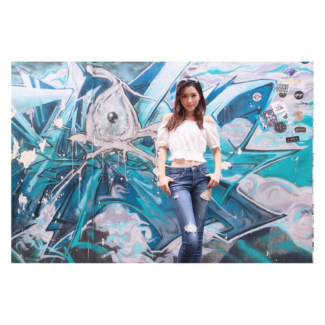 のインスタグラム：「Wall art✨ . . . #モデル #model #薬学部 #pharmacystudent #女子大生 #グラビアアイドル #旅行 #海外旅行 #trip #travel #シンガポール旅行 #singaporetravel #シンガポール #singapore #アラブストリート #arabstreet #ウォールアート #wallart #ストリートアート #streetart #フォトジェニック #photogenic #japanesegirl #タビジョ #좋아요 #instagood #フォロワー募集中 #followｍe #有馬奈那」