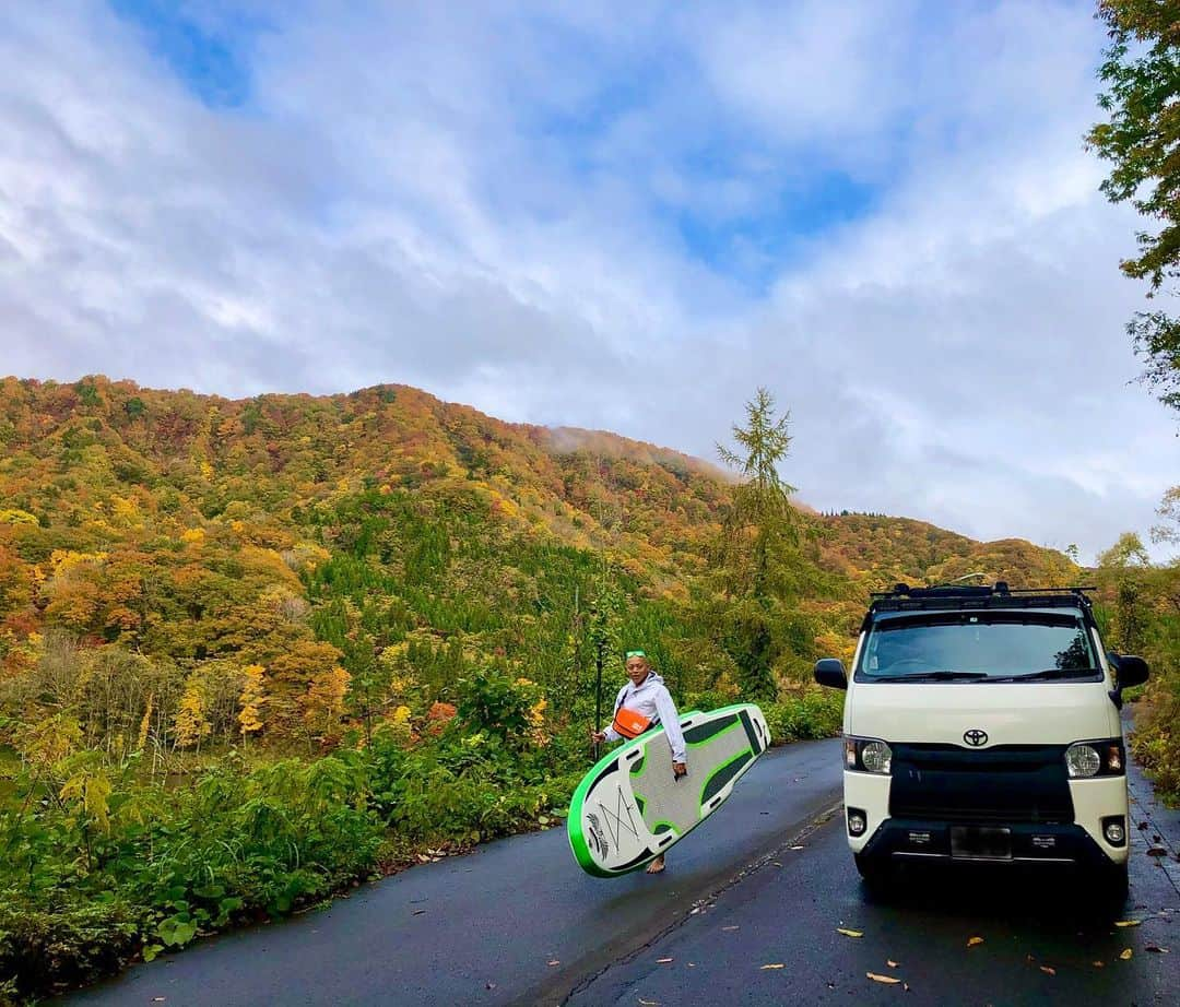 矢澤一輝さんのインスタグラム写真 - (矢澤一輝Instagram)「ハイエースにサップをさっと積んで家から15分で絶景紅葉スポットへ！ 絶景やってます✨ #彼女目線 #絶景 #日本の絶景 #ハイエース #ハイエース200系 #ハイエースのある生活 #車中泊 #車 #キャンプ #バーベキュー #アスリート #スポーツ #カヌーのお兄さん #カヌー #アウトドア  #紅葉 #写真 #撮影 #カヤック #ラフティング #sup #ヨガ #サップヨガ #大自然 #フレックスドリーム #flexdream #ハイエースのお兄さん #焚き火 #バンライフ #西目屋」10月28日 21時23分 - kazukiyazawa