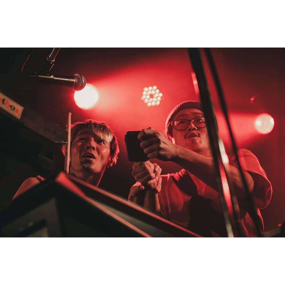 岡本伸明さんのインスタグラム写真 - (岡本伸明Instagram)「Naokiちゃんとカウベルを叩く😁🤙 photo by @nekoze_photo  #thetelephones  #ENTH」10月28日 21時35分 - nobu_okamoto2