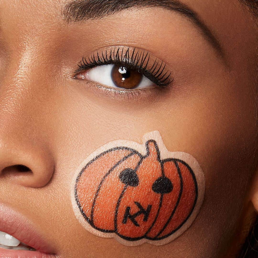 KIKO MILANOさんのインスタグラム写真 - (KIKO MILANOInstagram)「Adorable patches for frighteningly moisturized skin. Prep your skin for your #halloween makeup with the limited edition masks 👻🎃」10月28日 21時30分 - kikomilano