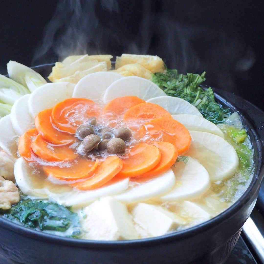 ザッキー☆さんのインスタグラム写真 - (ザッキー☆Instagram)「@kikkoman.jp ❣️ 発酵あごだし鍋つゆのご紹介🤗 。 昨年から担当している、この発酵だしシリーズの鍋つゆちゃん❣️ 味はあごだしとゴマつゆの2種類。 。 この発酵ってのがポイントなんだけど、具材を煮ると違いが分かる‼️ 豆腐やお野菜がとろっとろに煮えます。他の和風鍋つゆとは別物なのよーー😍 。 私はとろとろ白菜が好きだな〜。 お野菜苦手なお子様も柔らかく煮えたお野菜なら美味しく食べられる事間違いなし❣️ 。 ぜひご賞味ください🤗 。 。 撮影は 商品と具材のブツ撮りも珍しいお仕事なんだけど、湯気の撮りも頑張ってみました🌟 湯気無修正よ❣️背景黒にして、なかば無理やり納めました🤣 。 色々やってるうちに 沸騰した鍋つゆが吹きこぼれたり アタフタしてるうちに鍋はどんどん煮えていくし、毎度難しいです…💦 。 。 まだまだ勉強中。 。 。  #ザッキーのkitchen  #talk_recipe #暮らしニスタ #フーディーテーブル #おうちごはん #キッコーマン #kikkoman #発酵あごだし鍋つゆ #鍋 #お花鍋 #デコ鍋」10月28日 21時31分 - kazuyo_yamazaki