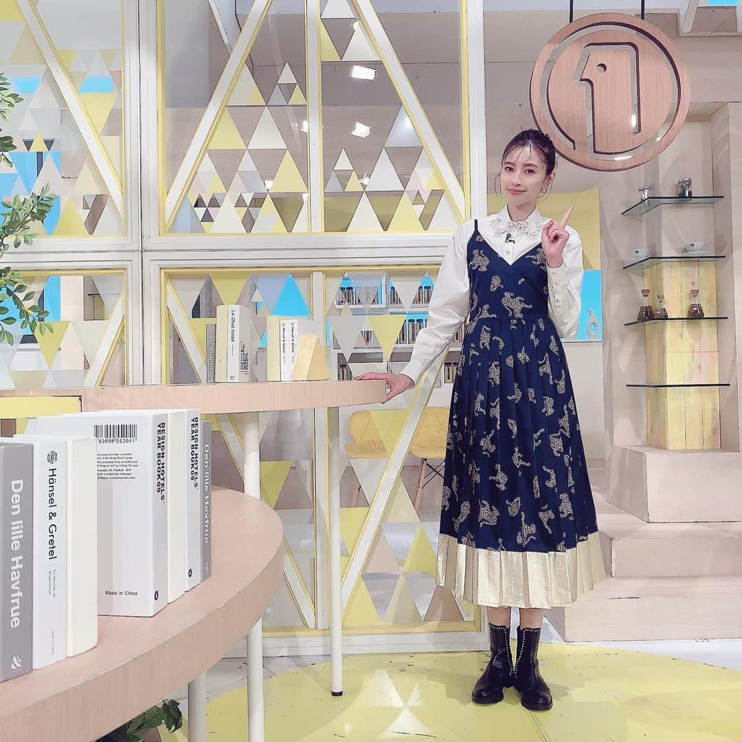 片瀬那奈のインスタグラム：「昨日の#シューイチ　の衣装は、シャツ、ワンピース#muveil ピアス#dress_up_everyday  リング#em でした🥰👗💕」