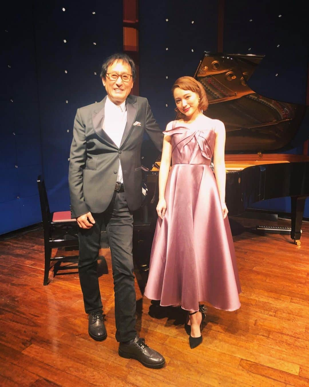 chayさんのインスタグラム写真 - (chayInstagram)「武部聡志 Premium Duo Session Special🎹 昨日は武部さんと二人LIVE🌙 来てくださった皆様ありがとうございました💐 普段ギターを弾きながら歌う曲を、今回は武部さんが弾くピアノにのせてお届け出来てとても贅沢な時間でした☺️ 気合いを入れてドレスアップ👠 思い切ってアルバムLavenderから新曲も沢山💜 一言一言、伝わっていますように。 【Set List】 01.With 02.あなたに恋をしてみました 03.Girl Friends 04.ブーケの行方 05.True Colors / Let it be 06.12月の雨 / 結婚しようよ 07.砂漠の花 08.あなたの知らない私たち 09.それでしあわせ En. 10.伝えたいこと 11.You いつもお父さんのように優しくあたたかい武部さん☺︎ 出会いは7年ほど前に遡ります。 憧れの武部さんのいらっしゃる現場に忍び込み「私の歌を聴いてください！」と一人廊下で突如弾き語りで熱唱しちゃいました(笑) なんだこの子…とドン引きされたのは忘れられません🤣 その3年後くらいにミュージックフェアやFNS歌謡祭で再会した時、あの時の子！と覚えててくださいました😊 そして今こうしてアルバムをプロデュースして頂くことになったり、ライブでご一緒したり、当時の自分に教えてあげたいです。 昨日は改めて、武部さんのダイナミックかつ繊細なピアノの音色に包まれて幸せを感じました🎼  #jzbratsoundoftokyo #jzbrat  #grosseglace #nottebymarchesa」10月28日 21時34分 - chay1023_official