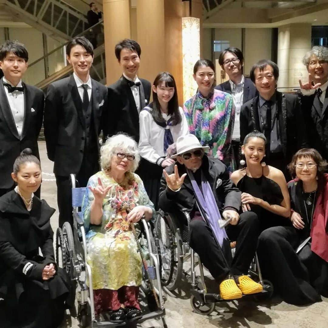 常盤貴子さんのインスタグラム写真 - (常盤貴子Instagram)「東京国際映画祭 本日は大林監督最新作メンバーでレッドカーペット✨  ジャケットの背中が面白いデザインなんだけど…伝えきれない（ ; ; ）手がね…付いてるの。って、意味不明になっちゃう🌀  とにかく、楽しかった♫  @yohjiyamamotoofficial  @official_mikimoto  @gianvitorossi  #海辺の映画館キネマの玉手箱  #東京国際映画祭」10月28日 21時44分 - takakotokiwa_official