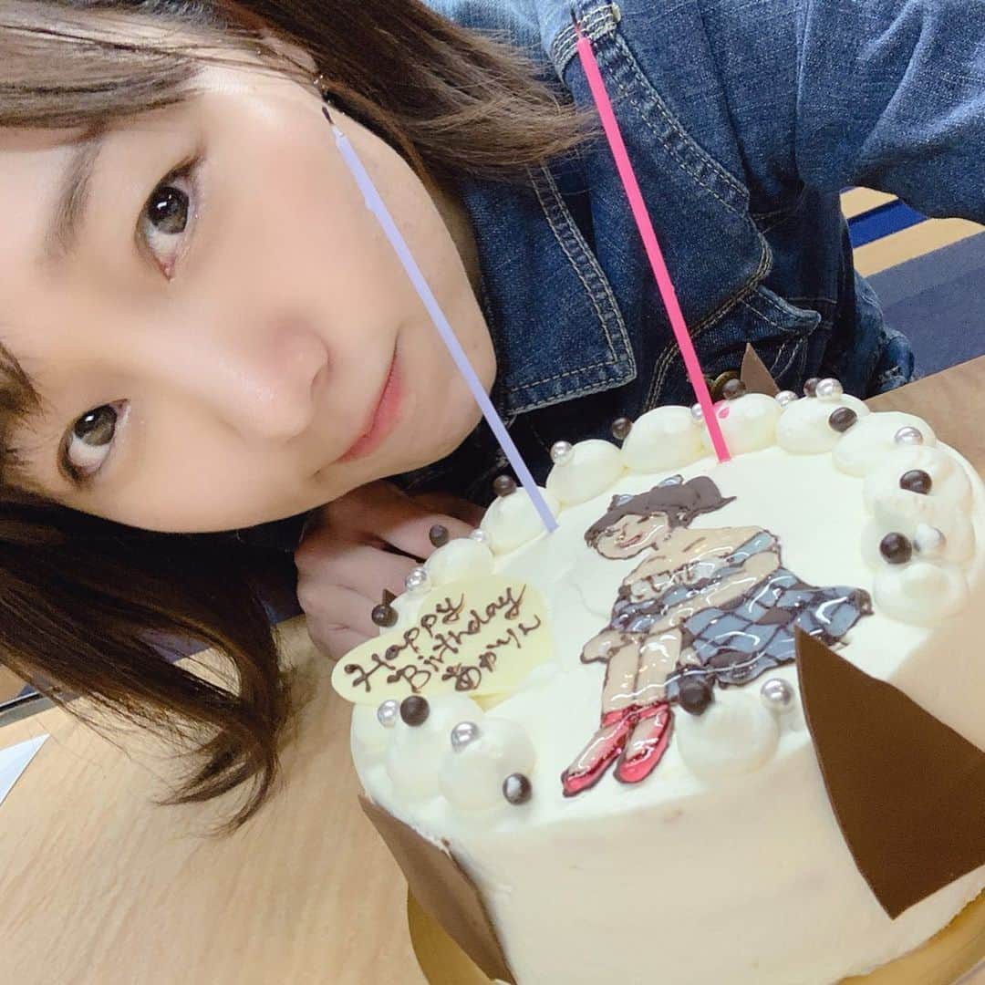 須田亜香里さんのインスタグラム写真 - (須田亜香里Instagram)「10月28日(月) @ FM 【#須田亜香里の部屋】 ラジオのエンディングでお祝いしていただいた🎂💕 ラジオのキャラクターにもなっているあかりちゃんケーキ！ ケーキを自分で切る勇気がなかったのでスタッフさんに切ってもらったけど…私ずっと文句言ってる💩」10月28日 21時42分 - akarisuda