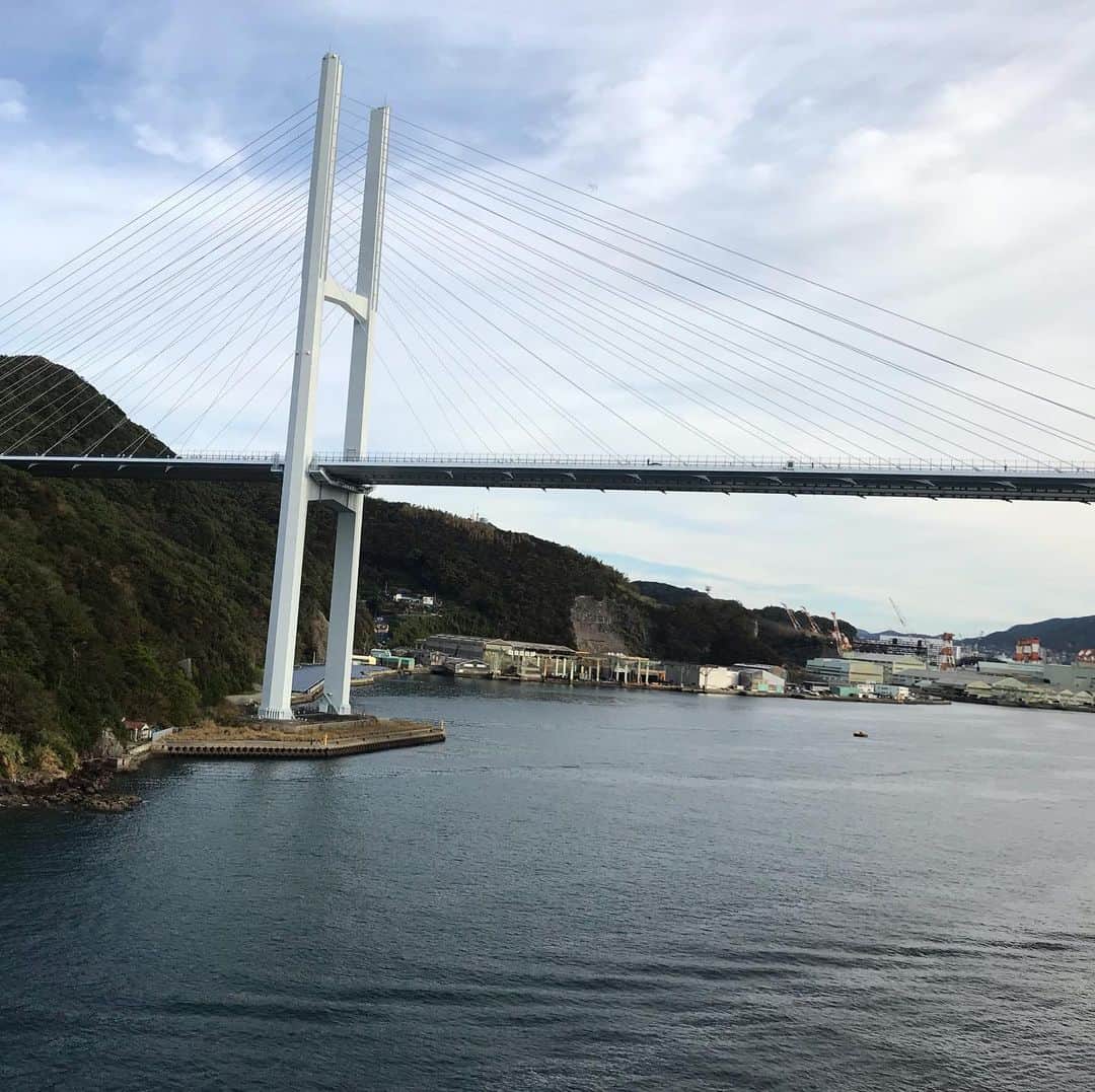 大西蘭のインスタグラム：「・ 長崎入港。 ・ 投稿する順番が前後しちゃいましたが、、、 ・ 朝起きると長崎に入港するところだったので、急いでバルコニーへ出て、外を眺めました。 ・ 女神大橋をくぐる時、橋の上から手を振ってくれている方を見つけて、嬉しくなって振り返しました👋 ・ 朝、景色の変わっていく様子をぼーっと見ながら過ごすのはとても贅沢でした⛴ ・ ・ #長崎観光 #長崎観光スポット #長崎観光地 #クルーズ寄港地 #女神大橋 #長崎港」