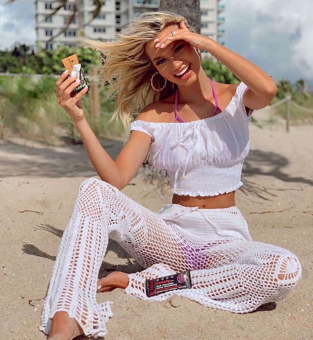 Alexa Collinsさんのインスタグラム写真 - (Alexa CollinsInstagram)「Loving my yummy bars from @vibeinfusion! These tasty infusion beauty bars are packed with collagen, vitamins, folic acid, and biotin so it’s perfect for pamper nights! Or relaxing days at the beach like this 💕」10月28日 21時53分 - alexacollins