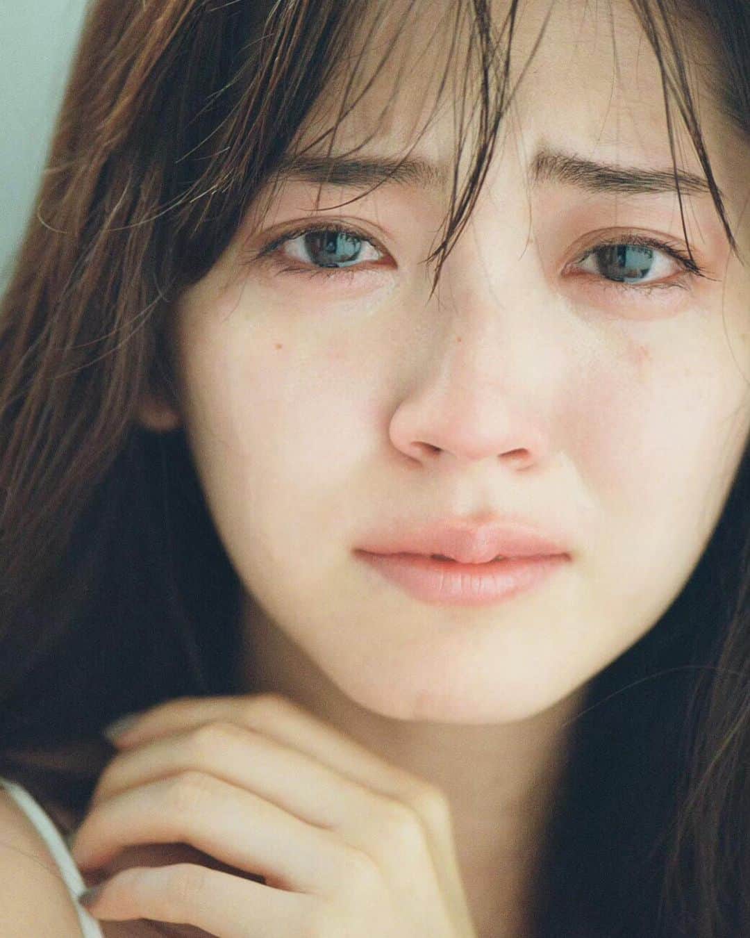 鈴木愛理さんのインスタグラム写真 - (鈴木愛理Instagram)「✴︎ Ray12月号発売中です。 自身の連載では、涙をテーマにお話をしました。写真では初めて号泣してるところを撮っていただきました。なかなかない経験をさせていただいたなぁ😌🙏インタビューも涙にまつわるエピソードを赤裸々に話させていただきましたので、是非読んでくださいね☺︎ . . #もっとあいりまにあ #めっちゃ涙が出そうな時あるよね #我慢せずに出して #リセットして自分を受け入れることも #大切かなと気づいたこの頃 #我慢ばかりがいいことではないですよね #☺︎ #カメラマンさんも #泣きながら撮ってくださって #感動しちゃいました #🤭 #アザーカット載せますね #鼻真っ赤 #笑」10月28日 21時47分 - airisuzuki_official_uf