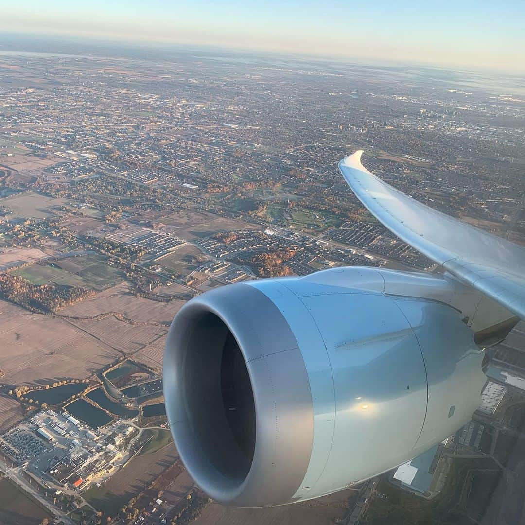 ジョン・バロウマンさんのインスタグラム写真 - (ジョン・バロウマンInstagram)「Taking off from #Toronto just settling in and the legend #pattilupone is sitting in front of me. I had to go over and say hello and had a nice little chat with her. @poseonfx #legend #everything really. Jb」10月28日 21時50分 - johnscotbarrowman