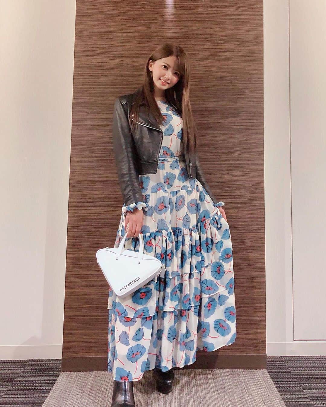 岡田栞奈のインスタグラム：「ワンピースお気に入り💓 こればっか着てる🤣 #お気に入り #ワンピ #コーデ #やっぱり青が好き #秋  #rosarymoon #balenciaga」