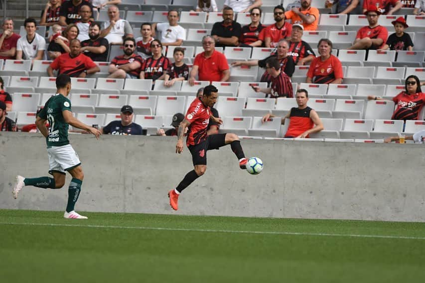 アドリアーノ・コレイアさんのインスタグラム写真 - (アドリアーノ・コレイアInstagram)「Grande vitória e trabalho de todos ! E feliz por meu 1 gol @athleticoparanaense ! Glória a Deus por me honrar mais uma vez ! Seguimos Rapaziada! 💪🙏👏🏻🔴⚫️#brasileirao2019#furacao#Deusnocomandosempre#Togheter#💪⚽️」10月28日 21時50分 - adriano21c