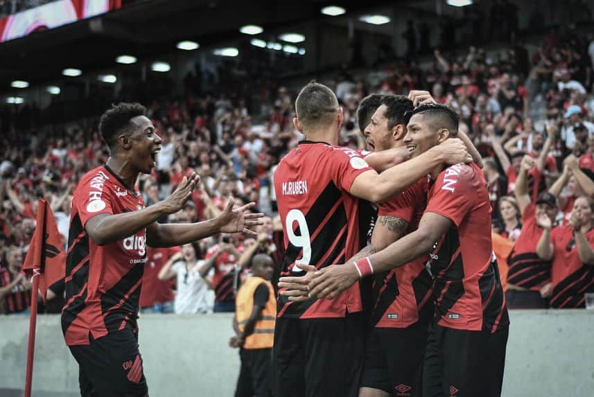 アドリアーノ・コレイアさんのインスタグラム写真 - (アドリアーノ・コレイアInstagram)「Grande vitória e trabalho de todos ! E feliz por meu 1 gol @athleticoparanaense ! Glória a Deus por me honrar mais uma vez ! Seguimos Rapaziada! 💪🙏👏🏻🔴⚫️#brasileirao2019#furacao#Deusnocomandosempre#Togheter#💪⚽️」10月28日 21時50分 - adriano21c