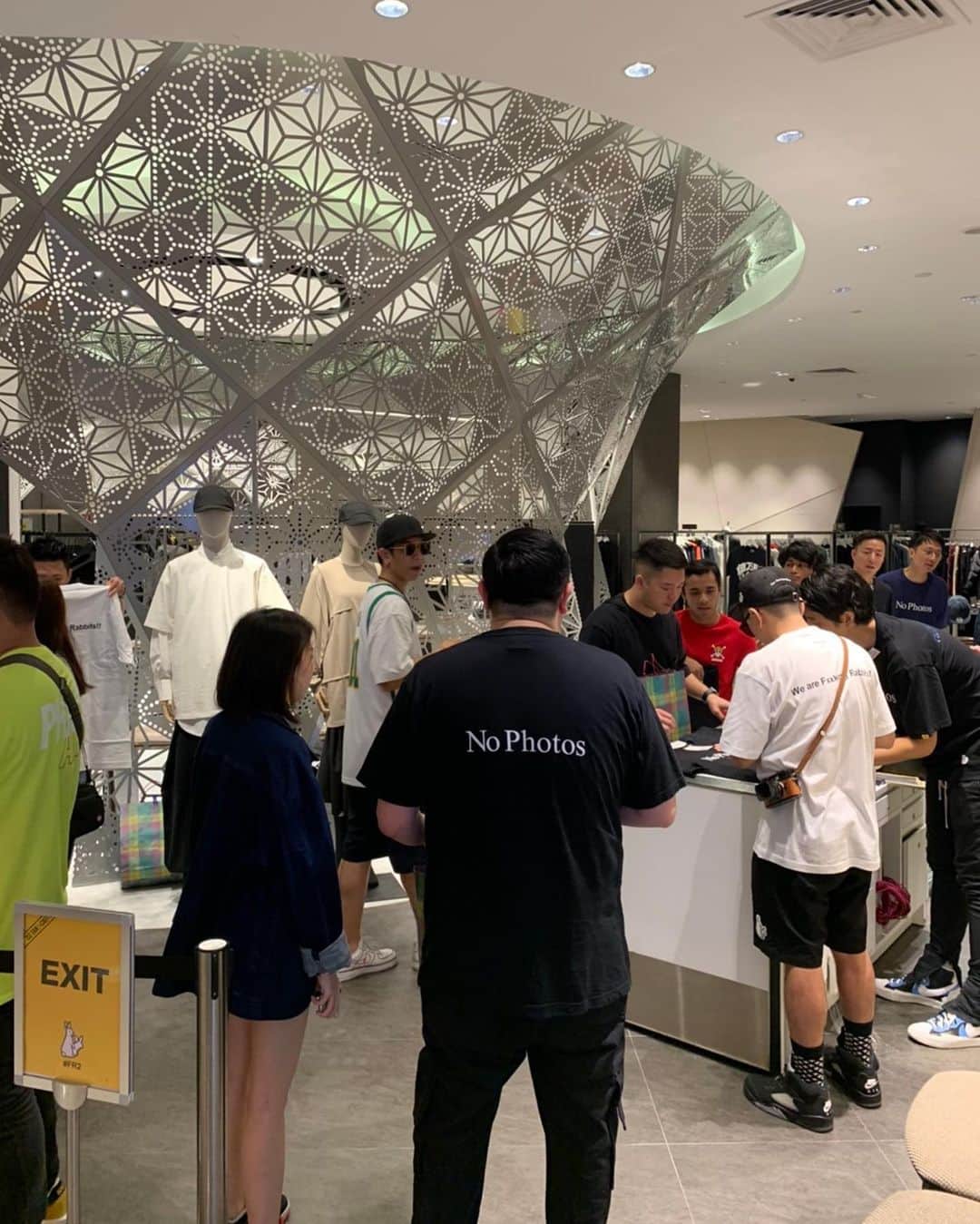 石川涼のインスタグラム：「Thank u Malaysia🇲🇾!! 初マレーシアPopupイベントはディスプレイ用に持ち込んでいた写真が前日に宗教上の理由で撤収させられるというアクシデントから始まりましたが、当日は10時オープンから18時まで途切れることなくお客さんが来てくれてお昼休憩の1時間を抜いて７時間ほぼぶっ通しでサインを書いて写真を撮りまくりました。さすがにちょっと疲れたけど（泣）未開の地でこんなに愛されて嬉しいです。  そしてご招待いただいたマレーシア伊勢丹のみなさんありがとうございました！  来月はジャカルタと北京！もっと世界行くぞ。  #FR2#fxxkingrabbits#Malaysia#isetan」