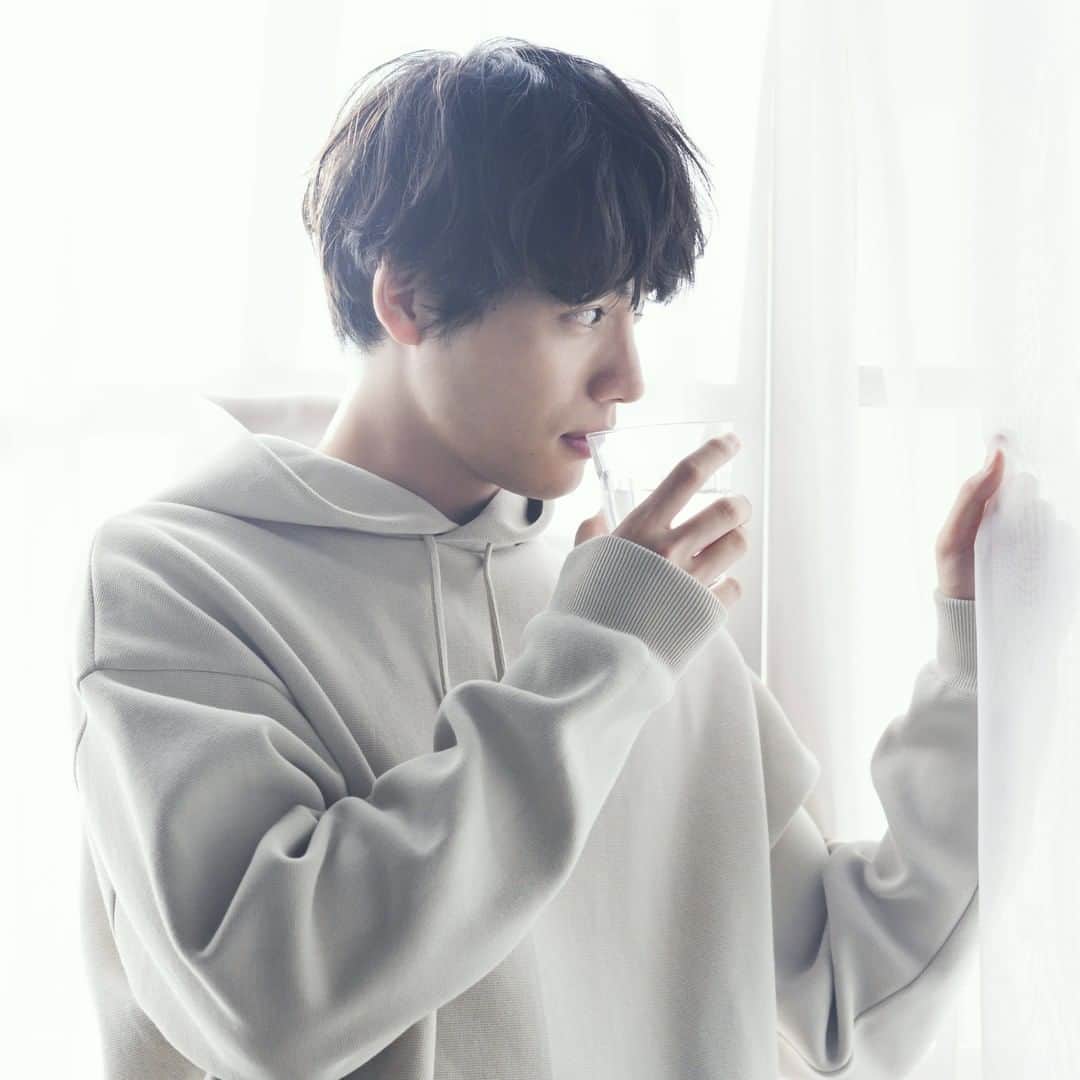 のインスタグラム：「【 福士蒼汰が語る恋愛理論「やってること違うほうが…」】 （撮影：網中健太） 「朝はまず、起きたら部屋の片付けをします。体を動かすことで交感神経が刺激されて目が覚めるんです。そのために散らかしたまま寝るようにしていて（笑）」 そう語るのは、主演ドラマ『4分間のマリーゴールド』（TBS系・毎週金曜22時?）の撮影に目下、全力投球中の福士蒼汰（26）。忙しい朝の過ごし方にもどことなく生真面目さが感じられるが、今作で演じる救急救命士も誠実で優しい青年。人の最期が視えてしまう特殊能力を持つ花巻みこと（福士）と、血のつながらない姉・沙羅（菜々緒）との切ない恋が描かれる。 「もしも、自分にもそんな力があったら、どうすれば運命にあらがえるか考えると思います。しかも、好きな人が死んでしまうかもしれない状況では自分の身をていしてでも救いたいです」（福士・以下同） ※詳細はプロフィールのリンクからWEB女性自身へ スクープダイジェストをストーリーで公開中！  #福士蒼汰 #4分間のマリーゴールド #TBS #救急救命士 #特殊能力 #菜々緒 #太陽 #理論 #相性 #レイヤー #女性自身 #いいね #フォロー」