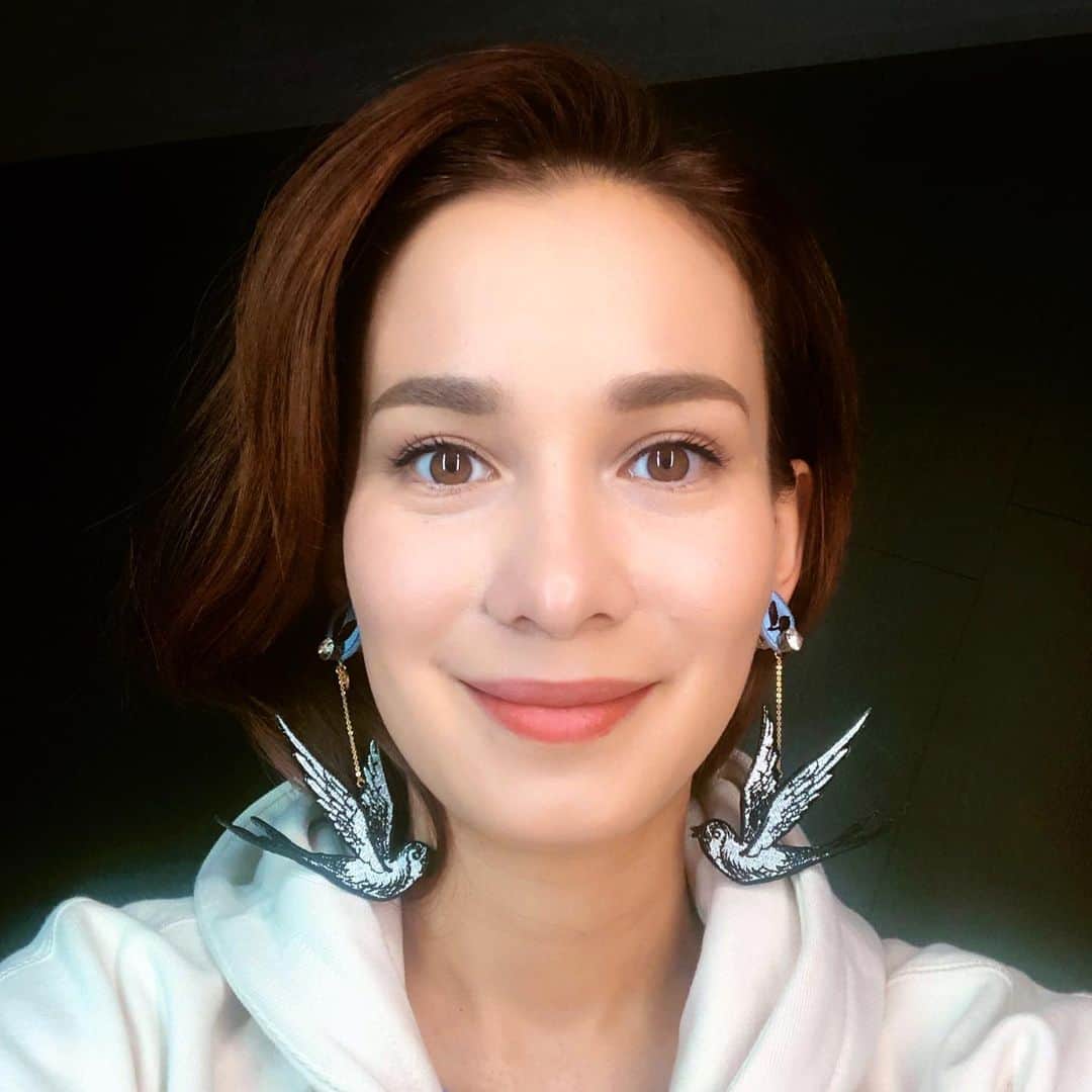 セリーナ・ジェイドのインスタグラム：「One dog ran into a room of a thousand mirrors, ran out, had a heart attack and died. That dog ran in angry and barked heavily at the dogs in the mirrors, all the dogs barked back angrily of course. Another dog ran into the room of a thousand mirrors and approached the dogs in the mirrors with curiosity and friendliness, her smiles were met with a thousand other smiles. Our world is a bit like that room... I remind myself. Keep smiling.」