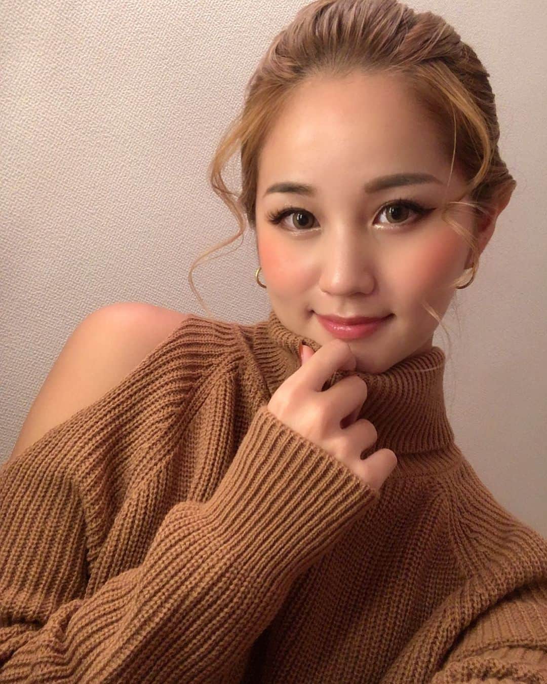 LORYのインスタグラム：「めずらしくブラウン🧶 くまさん🧸♥️♥️♥️ #ニットな季節 #autumn #looory」